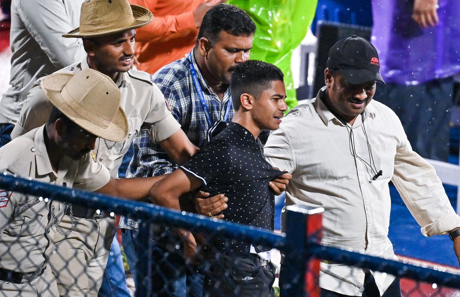 ޗެތުރީއާ ބައްދަލުކުރަން ދަނޑަށް އަރަން އުޅުނު ސަޕޯޓަރު މެޗުގެ ސެކިއުރިޓީން ހިފަހައްޓައިގެން: ތިން ފަހަރެއްގެ މަތިން އޭނާ ދަނޑަށް އެރި --- ފޮޓޯ: ފަޔާޒު މޫސާ | މިހާރު