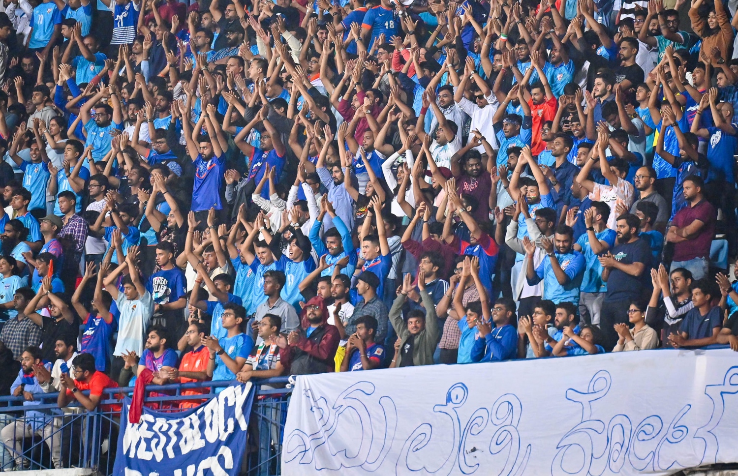 އިންޑިއާގެ ސަޕޯޓަރުން ދަނޑު ފުރާލަފައި: ސަޕޯޓަރުން ގުގުމަމުން ދިޔައީ ޗެތުރީގެ ނަމުން  --- ފޮޓޯ: ފަޔާޒު މޫސާ | މިހާރު