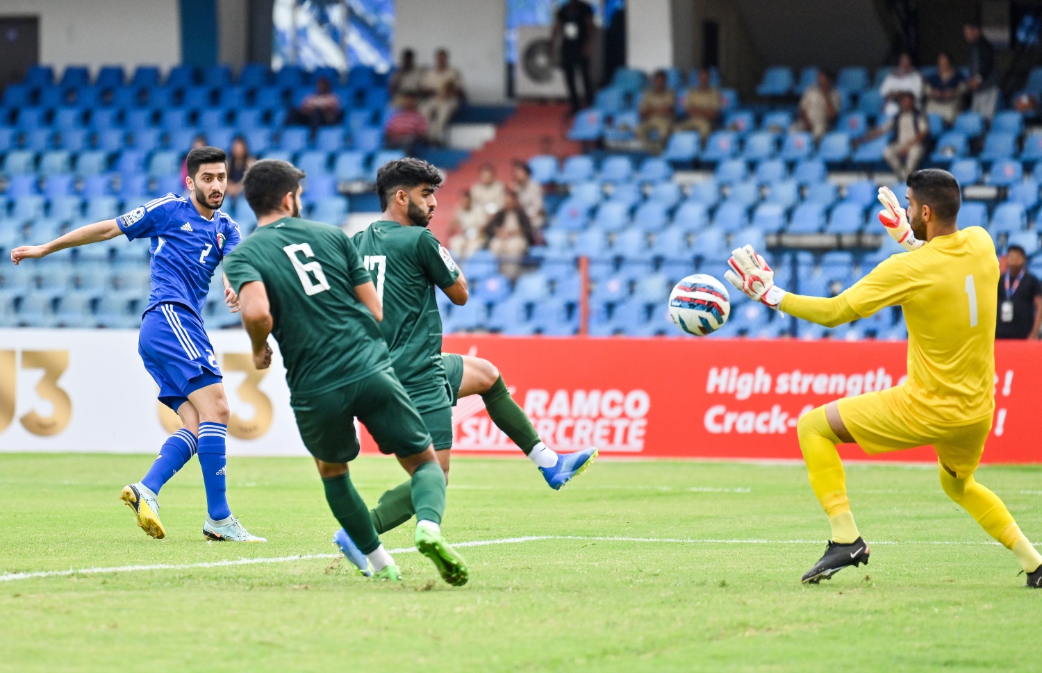 ކުވައިތު ޓީމުގެ 2 ނަންބަރު ކުޅުންތެރިޔާ ފޮނުވާލާ ބޯޅަ ޕާކިސްތާންގެ ގޯލްކީޕަރު ހިފެއްޓޭތޯ މަސައްކަތްކުރަނީ: މި ބޯޅަ ވަނީ ގޯލްއަށް ވަދެފަ -- ފޮޓޯ: ފަޔާޒު މޫސާ | މިހާރު