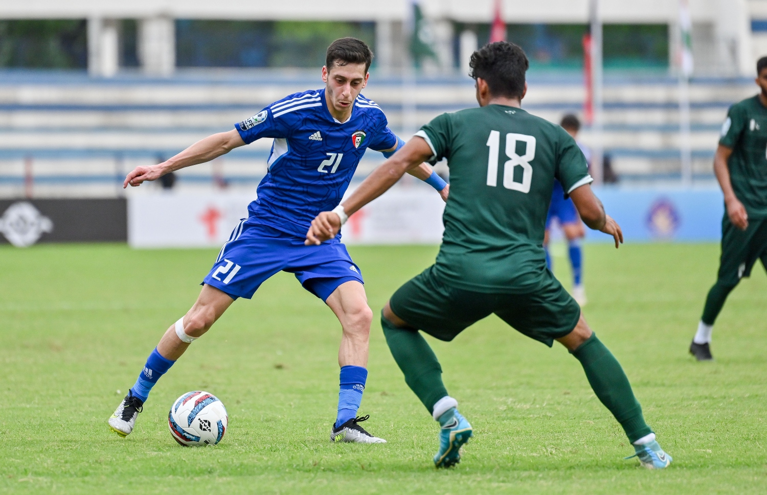 ކުވައިތު ޓީމުގެ ކުޅުންތެރިޔާ ޕާކިސްތާންގެ 18 ނަންބަރު ކައިރިން ބޯޅަ ހިފައިގެން ދެވޭތޯ މަސައްކަތްކުރަނީ -- ފޮޓޯ: ފަޔާޒު މޫސާ | މިހާރު