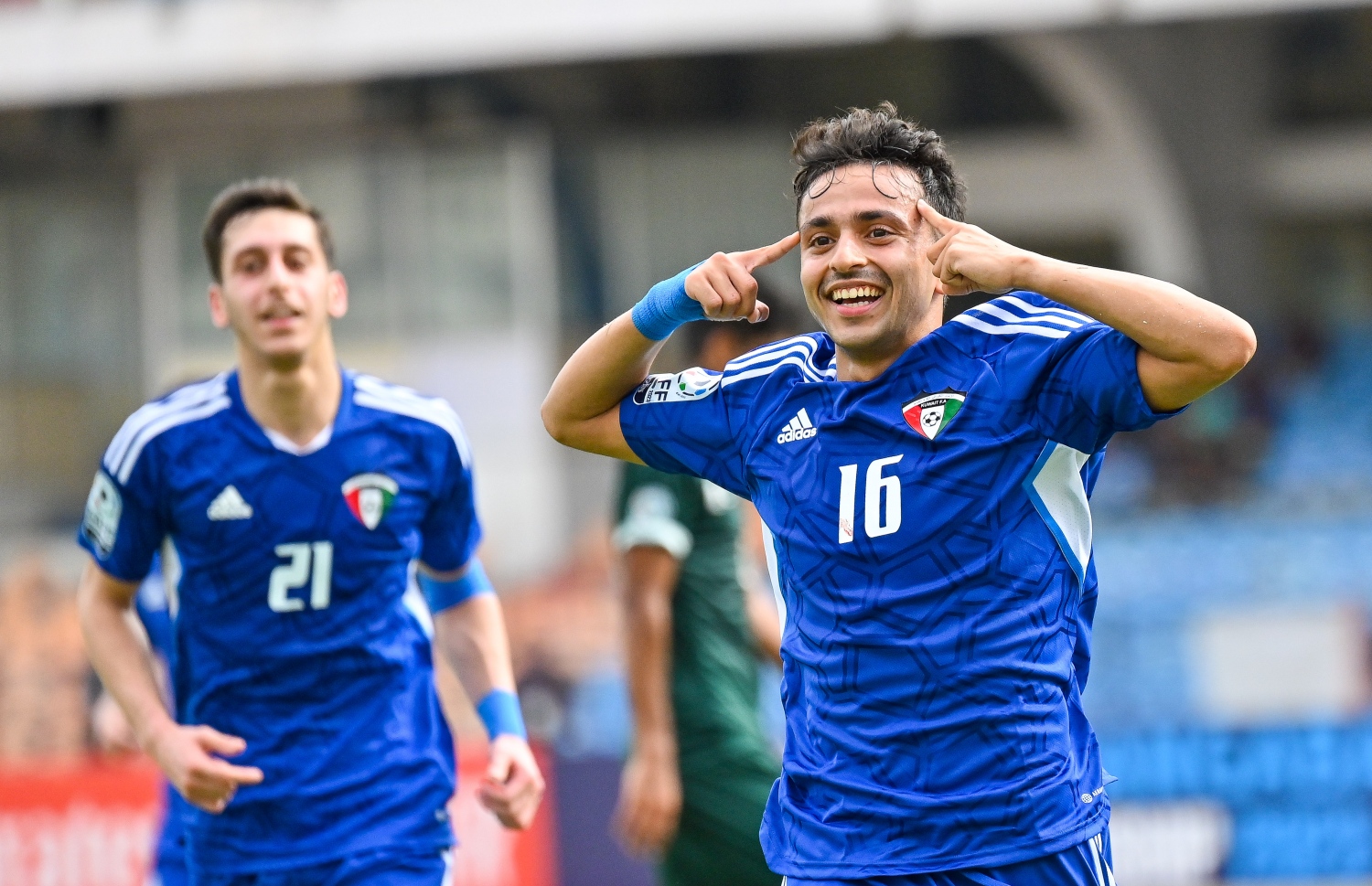 ކުވެއިތުގެ އަލްފަނީނީ ޕާކިސްތާން ކޮޅަށް ގޯލު ޖެހުމަށް ފަހު އުފާފާޅު ކުރަނީ: މި މެޗުގައި ކުވައިތުން ވަނީ ޕާކިސްތާންކޮޅަށް 4 ގޯލް ޖަހާފަ .-- ފޮޓޯ: ފަޔާޒް މޫސާ/ މިހާރު