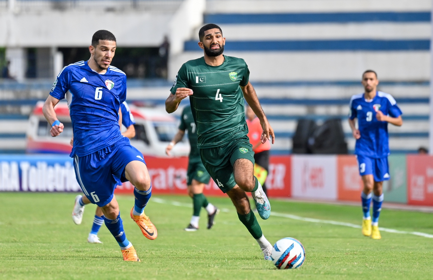 ޕާކިސްތާން ކުޅުންތެރިޔަކު ބޯޅަ ހޯދަން މަސައްކަތްކުރާއިރު ކުވެއިތު ޓީމުގެ ކުޅުންތެރިޔާވެސް ބޯޅަ ހޯދަން މަސައްކަތްކުރަނީ -- ފޮޓޯ: ފަޔާޒު މޫސާ | މިހާރު