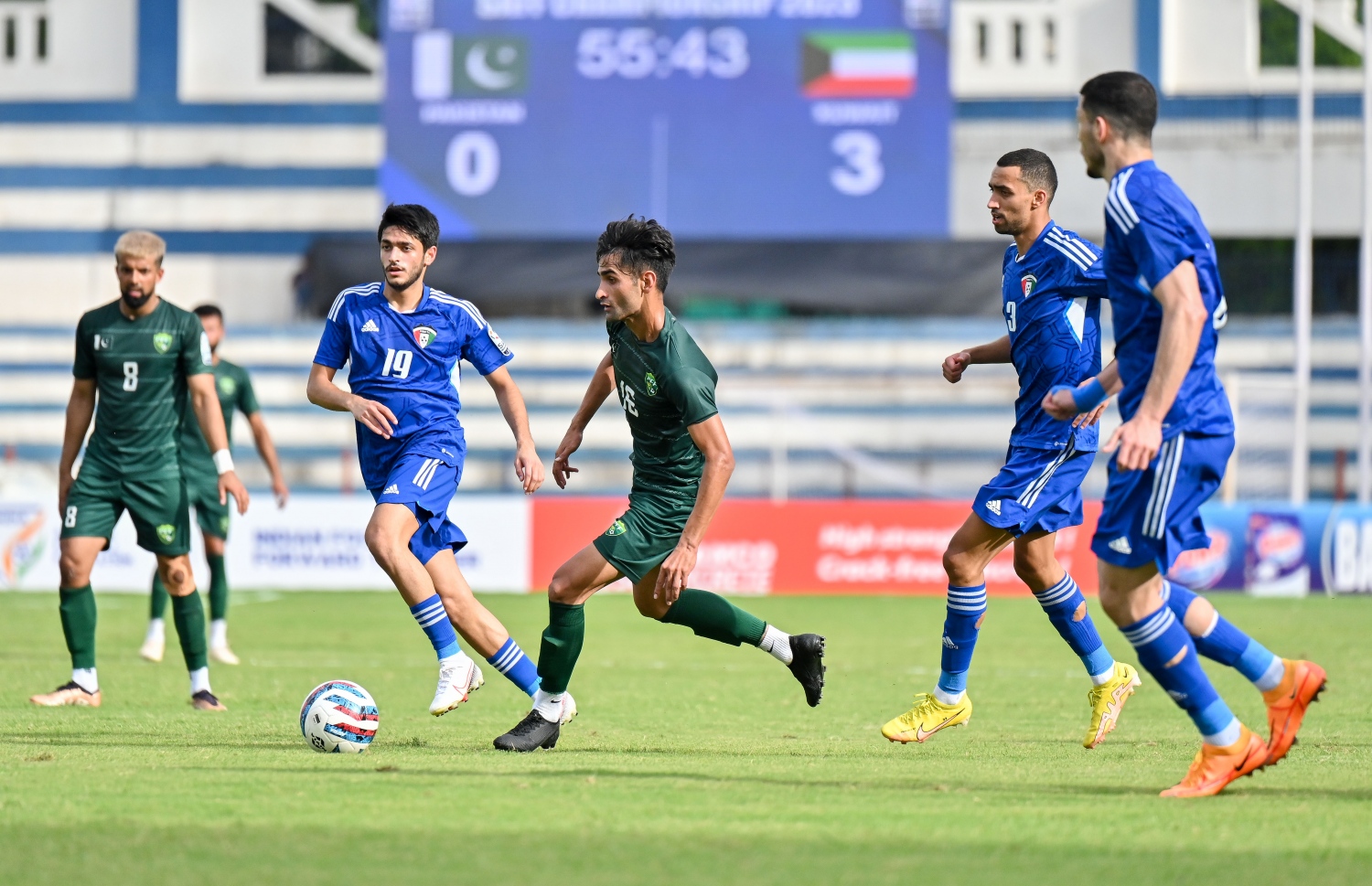 ޕާކިސްތާން ކުޅުންތެރިޔާ، ކުވައިތު ޓީމުގެ ތިން ކުޅުންތެރިން ކައިރިން ބޯޅަ ހިފައިގެން ދާން މަސައްކަތްކުރަނީ -- ފޮޓޯ: ފަޔާޒު މޫސާ | މިހާރު