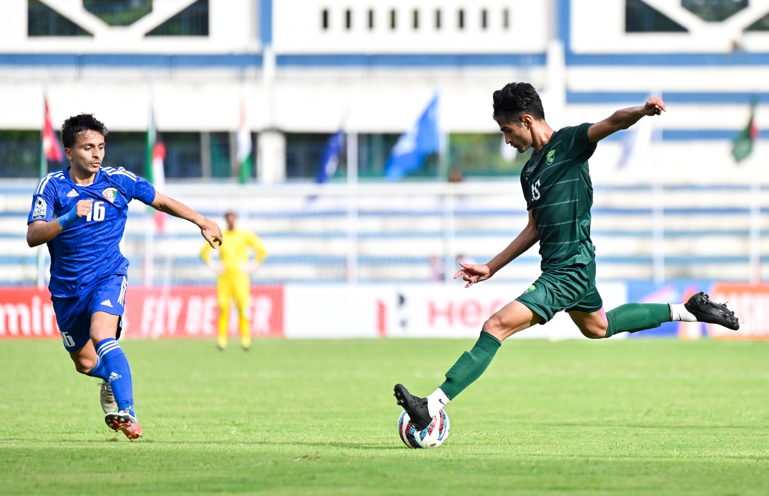 ޕާކިސްތާން ކުޅުންތެރިޔާ ކުވައިތު ގޯލަށް ބޯޅަ ފޮނުވާލަނީ: މި މެޗު ޕާކިސްތާން ވަނި 0-4 ލަނޑުން ބަލިވެފަ -- ފޮޓޯ: ފަޔާޒު މޫސާ | މިހާރު