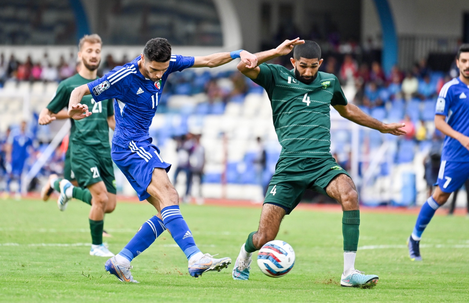 ކުވައިތު ޓީމުގެ ކުޅުންތެރިޔަކު ގޯލަށް ބޯޅަ ފޮނުވާލަން މަސައްކަތްކުރާއިރު ޕާކިސްތާންގެ ޑިފެންޑަރު ބޯޅަ ސަލާމަތް ކުރަން މަސައްކަތްކުރަނީ -- ފޮޓޯ: ފަޔާޒު މޫސާ | މިހާރު