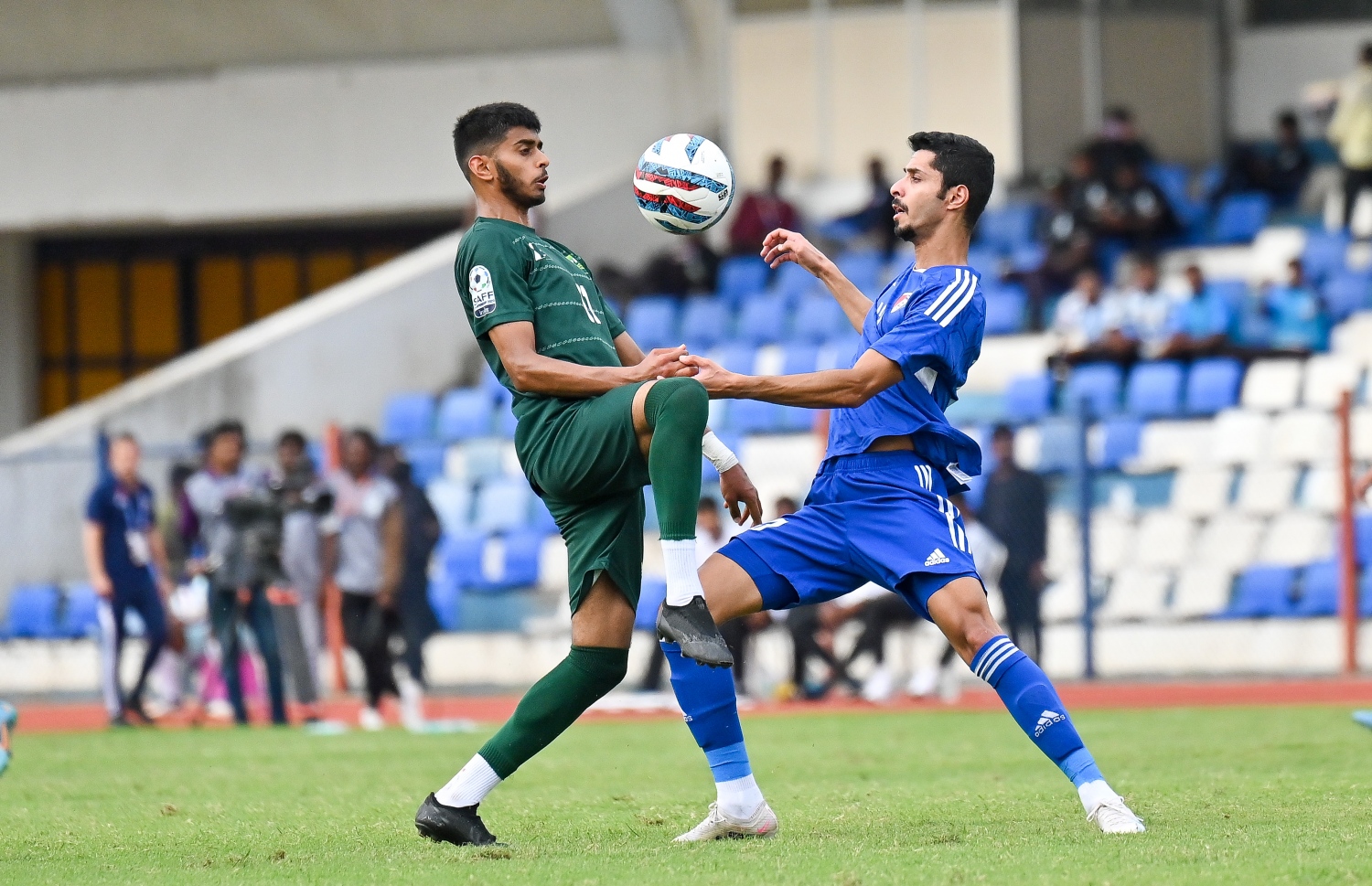 ދެ ޓީމުގެ ކުޅުންތެރިންވެސް މަތީގަ އޮތް ބޯޅައެއް ހޯދަން މަސައްކަތްކުރަނީ -- ފޮޓޯ: ފަޔާޒު މޫސާ | މިހާރު