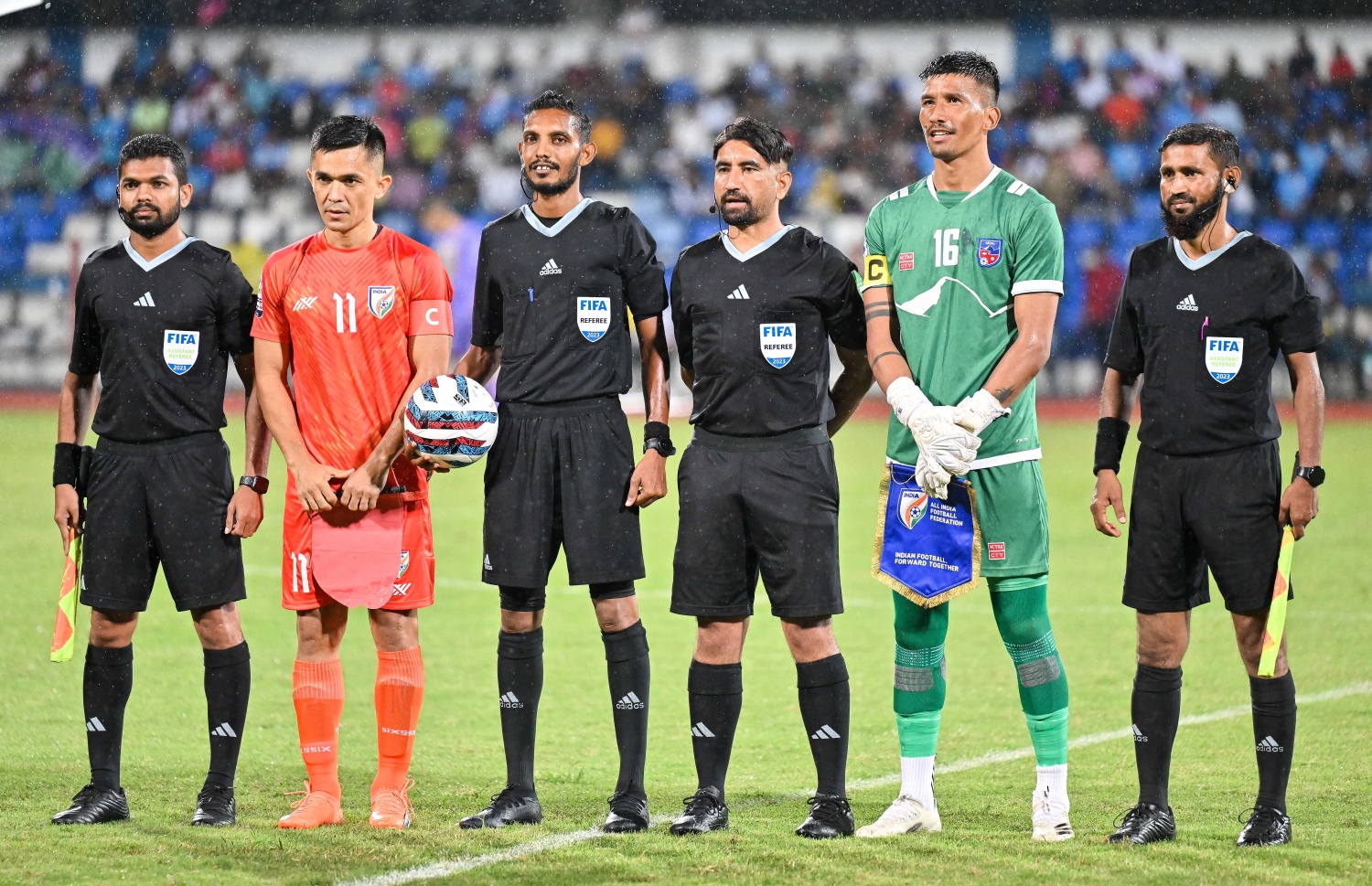 މިރޭގެ މެޗުގެ ރެފްރީކަން ކުރި ރާއްޖޭގެ އޭއެފްސީ އެލީޓް ރެފްރީ ހުސެއިން ސިނާން އަދި ފަސްޓް ރެފްރީއެއްގެ ގޮތުގައި ރޮނގު ބެލެހެއްޓި އޭއެފްސީ އެލީޓް އެސިސްޓެންޓް ރެފްރީ ހަސަން އަހުމަދު މެޗުގެ ކުރިން ދެ ޓީމުގެ ކެޕްޓަނުންނާއެކު ފޮޓޯއަކަށް ހުއްޓިލައިގެން -- ފޮޓޯ: ފަޔާޒު މޫސާ | މިހާރު