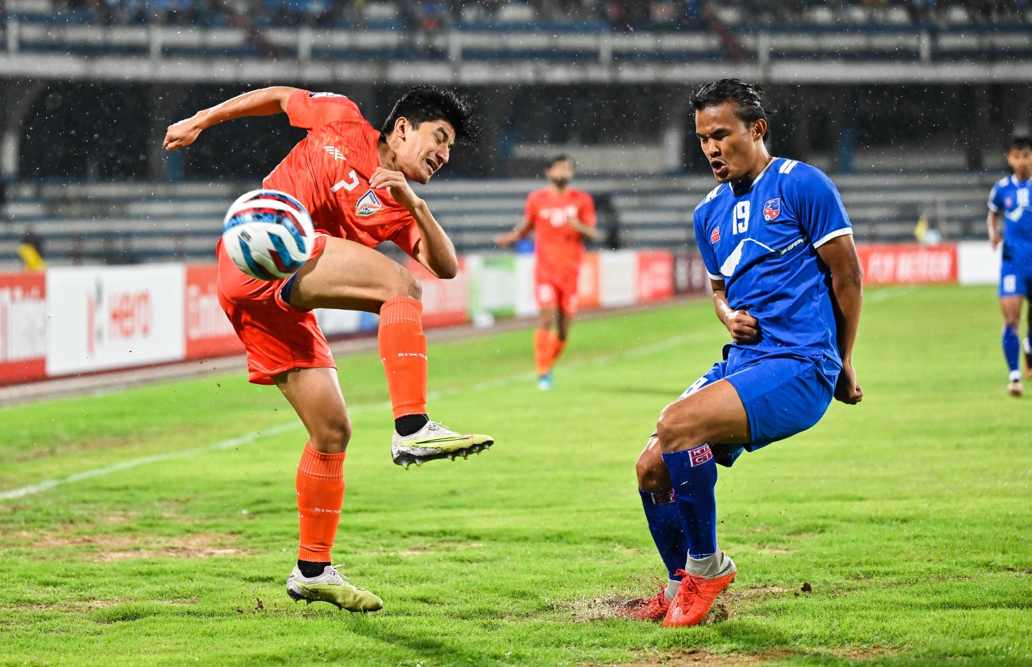 އިންޑިއާގެ ހަތް ނަންބަރު ކުޅުންތެރިޔާ ކުރިއަށް ފޮނުވާލި ބޯޅަ ނޭޕާލްގެ ކުޅުންތެރިޔާ މަތަކުރެވޭތޯ މަސައްކަތްކުރަނީ -- ފޮޓޯ: ފަޔާޒު މޫސާ | މިހާރު