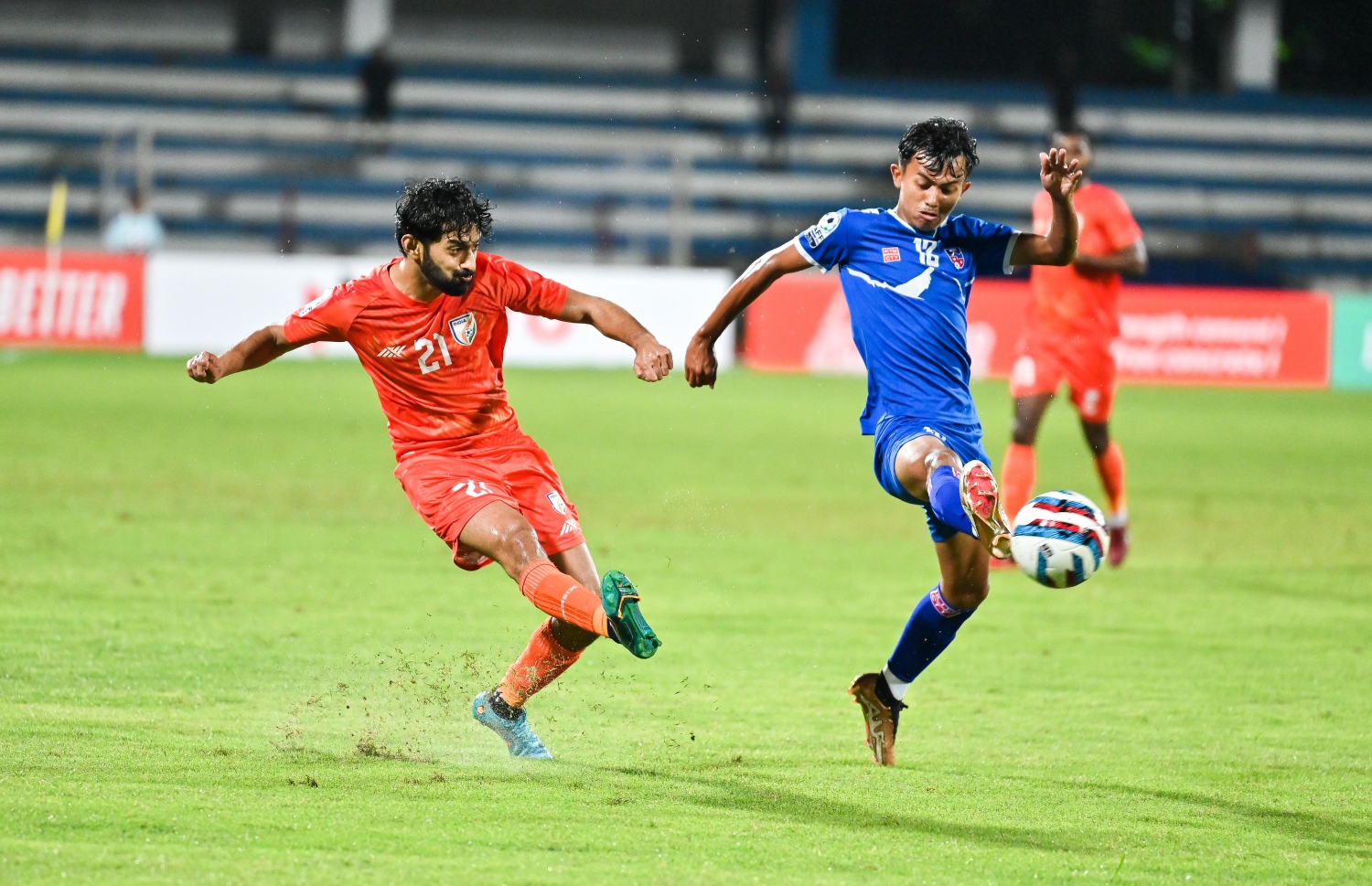 ސާފް ޗެމްޕިއަންޝިޕްގައި އިންޑިއާ އާއި ނޭޕާލް ބައްދަލުކުރި މެޗުގައި އިންޑިއާ ކުޅުންތެރިޔަކު ފޮނުވާލި ބޯޅަ ބްލޮކްކުރަން މަސައްކަތްކުރަނީ -- ފޮޓޯ: ފަޔާޒު މޫސާ | މިހާރު