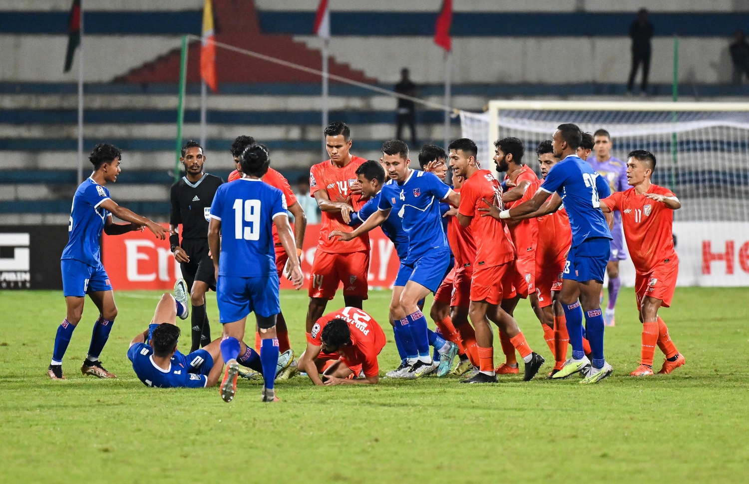 މެޗުތެރެއިން ހިނގި ހަމަނުޖެހުމެށް ކޮންޓްލޯކުރަން ދެ ޓީމުގެ ކުޅުންތެރިން މަސައްކަތްކުރަނީ: 2-0 ލަނޑުން އިންޑިއާ އަތުން ބަލިވުމުން ނޭޕާލް ވަނީ މުބާރާތުން ކަޓައިފަ -- ފޮޓޯ: ފަޔާޒު މޫސާ | މިހާރު