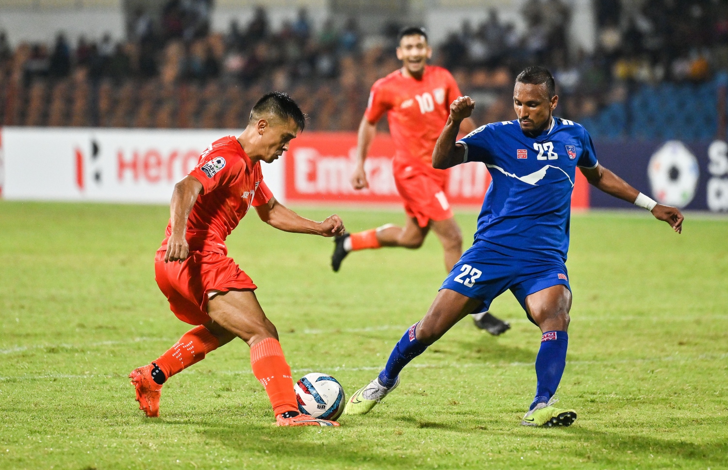 އިންޑިއާގެ ސުނިލް ޗެތްރީ ނޭޕާލް ކުޅުންތެރިޔާ ކައިރިން ނައްޓާލަން މަސައްކަތްކުރަނީ: މި މެޗުގައި ޖެހި ގޯލާއެކު އޭނަ ވަނީ ގައުމީ ޓީމަށް 91 ވަނަ ގޯލް ޖަހައިދީފަ -- ފޮޓޯ: ފަޔާޒު މޫސާ | މިހާރު