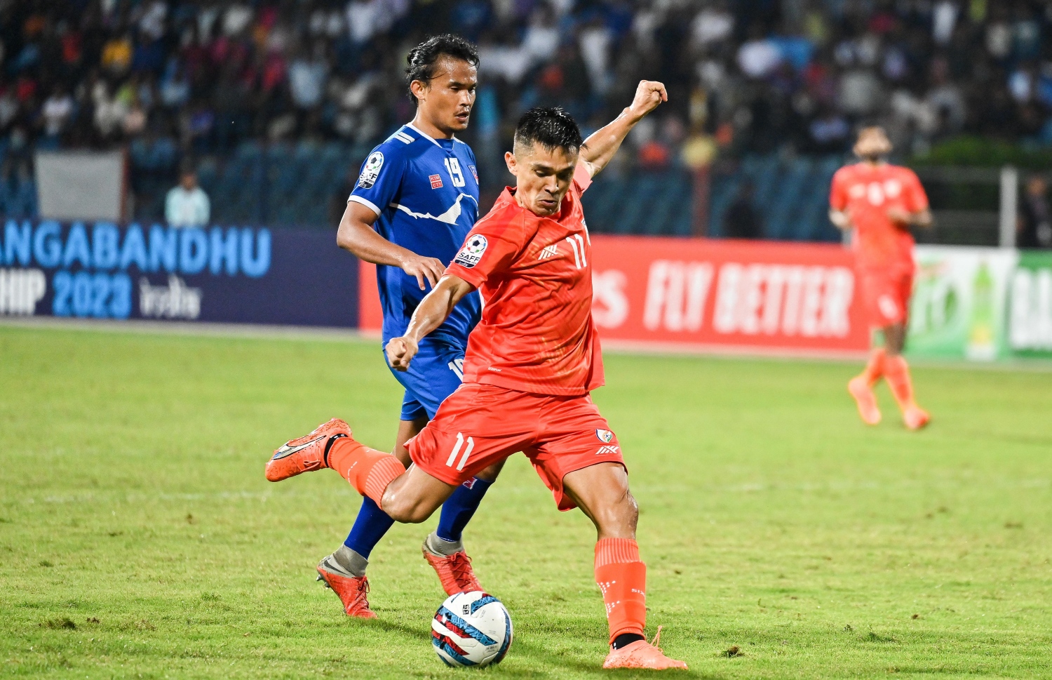 ފަހު ހާފުގައި އިންޑިއާގެ ކެޕްޓަން ސުނިލް ޗެތުރީ ނޭޕާލް ގޯލަށް ހަމަލާއެއް ފޮނުވާލަނީ: މި މެޗުގައި އޭނަ ވަނީ ގައުމީ ޓީމަށް 91ވަނަ ގޯލް ޖަހާފަ -- ފޮޓޯ: ފަޔާޒު މޫސާ | މިހާރު