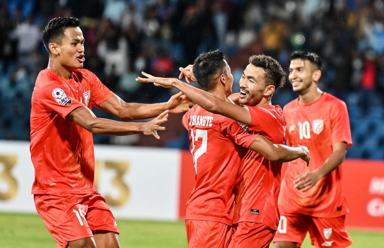 ނޭޕާލް ކޮޅަށް ދެ ވަނަ ގޯލް ޖެހުމަށްފަހު އިންޑިއާގެ މަހޭޝް ސިންގް ނޯރެމް، އެ ޓީމުގެ އެހެން ކުޅުންތެރިންނާއެކު އުފާފާޅުކުރަނީ -- ފޮޓޯ: ފަޔާޒު މޫސާ | މިހާރު