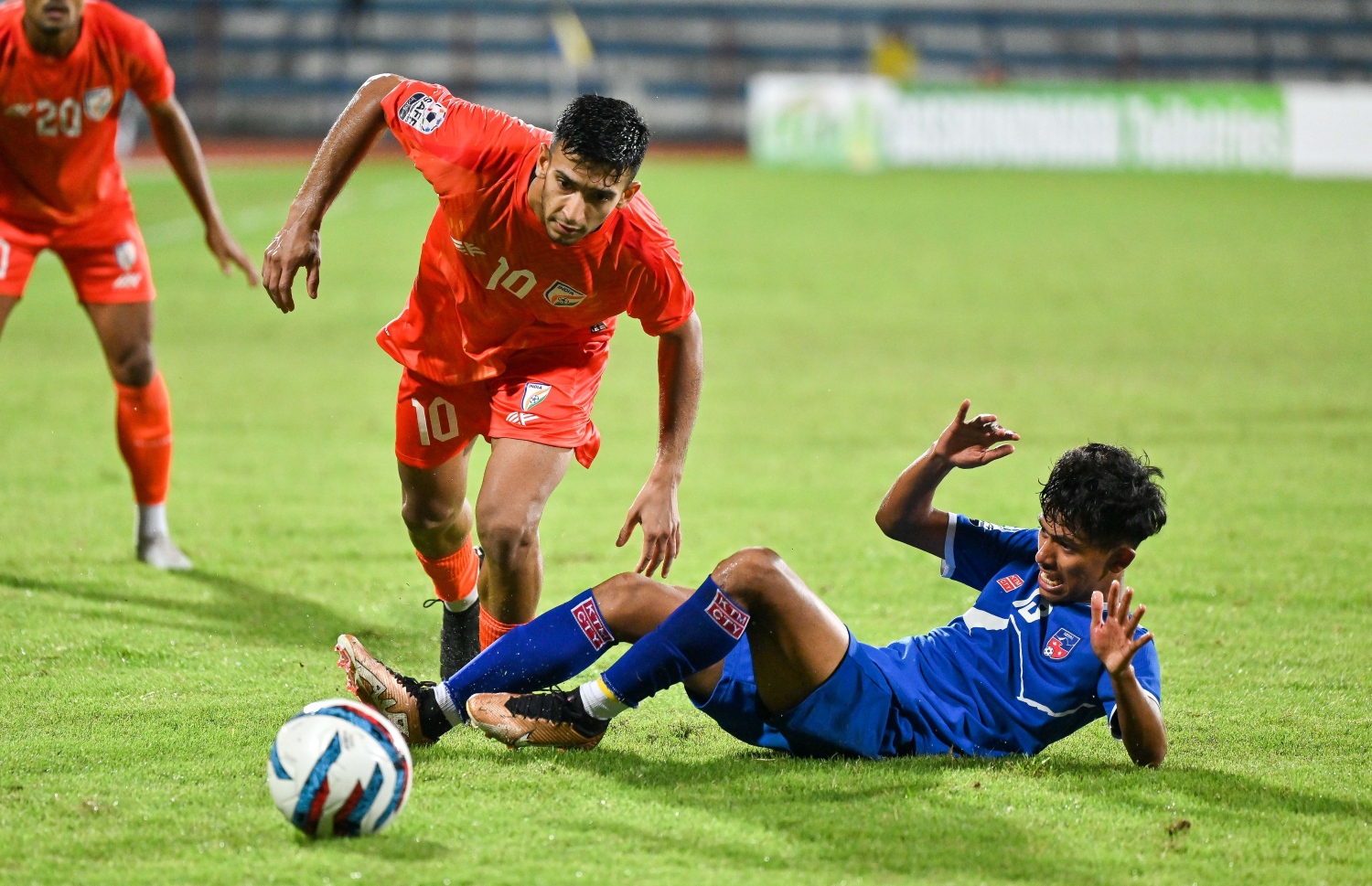 ނޭޕާލް ކުޅުންތެރިޔާ ކައިރިން ބޯޅަ ނައްޓާލުމަށް ފަހު އިންޑިއާގެ ކުޅުންތެރިޔާ ކުރިއަށް ދެވޭތޯ މަސައްކަތްކުރަނީ -- ފޮޓޯ: ފަޔާޒު މޫސާ | މިހާރު