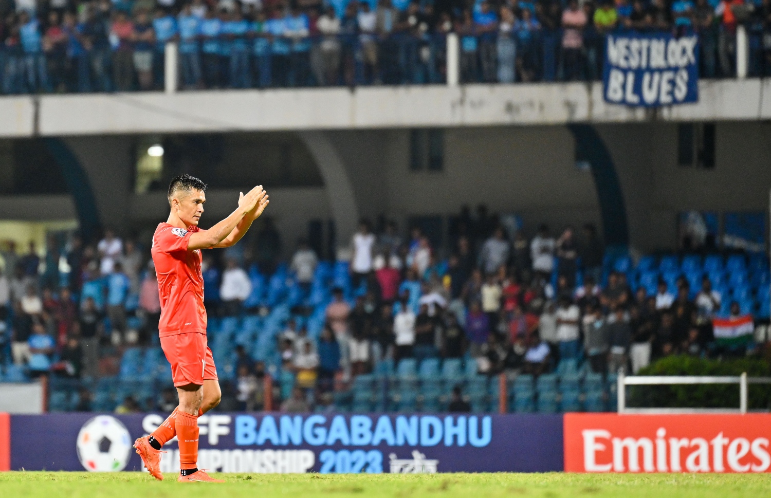 ވާދަވެރި ކުޅުމަކަށް ފަހު، ދެވަނަ ހާފުގައި ޖެހި ގޯލުތަކުން 2-0 އިން ނޭޕާލް ބަލިކޮށް އިންޑިއާ، ސާފް ބަންގަބަންދު ޗެމްޕިއަންޝިޕްގެ ސެމީ ފައިނަލަށް ދަތުރުކުރި މެޗަށްފަހު އިންޑިއާގެ ކެޕްޓަން ސުނިލް ޗެތުރީ ސަޕޯޓަރުންނަށް ޝުކުރު އަދާކުރުމުގެ ގޮތުން އަތްޖަހަނީ -- ފޮޓޯ: ފަޔާޒު މޫސާ | މިހާރު