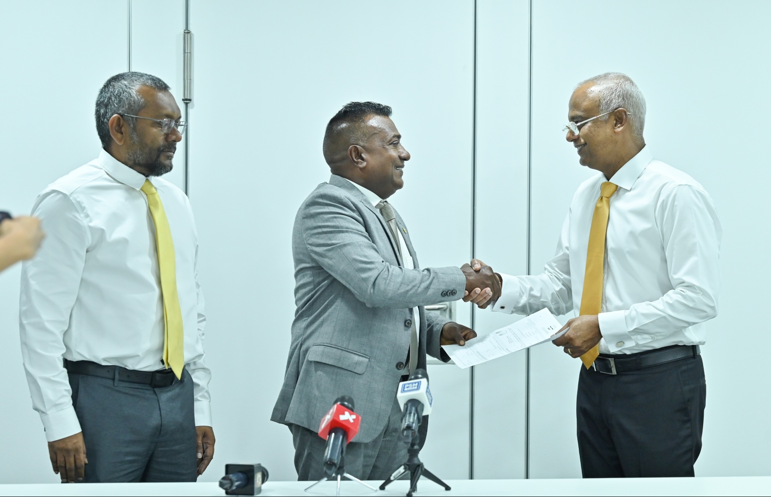 ޖާބިރު، ރައީސްއާ ފޯމު ހަވާލުކުރައްވާ އިރު ޗެއާޕާސަން ފައްޔާޒް އަރިހުގައި. -- ފޮޓޯ: ނިޝާން އަލީ | މިހާރު