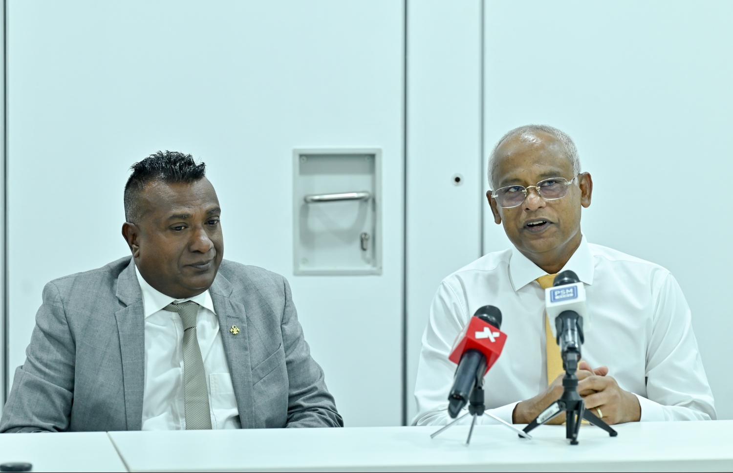 ޖާބިރުއާ އެކު ރައީސް ނޫސްވެރިންނާ ވާހަކަ ދައްކަވަނީ. -- ފޮޓޯ: ނިޝާން އަލީ | މިހާރު