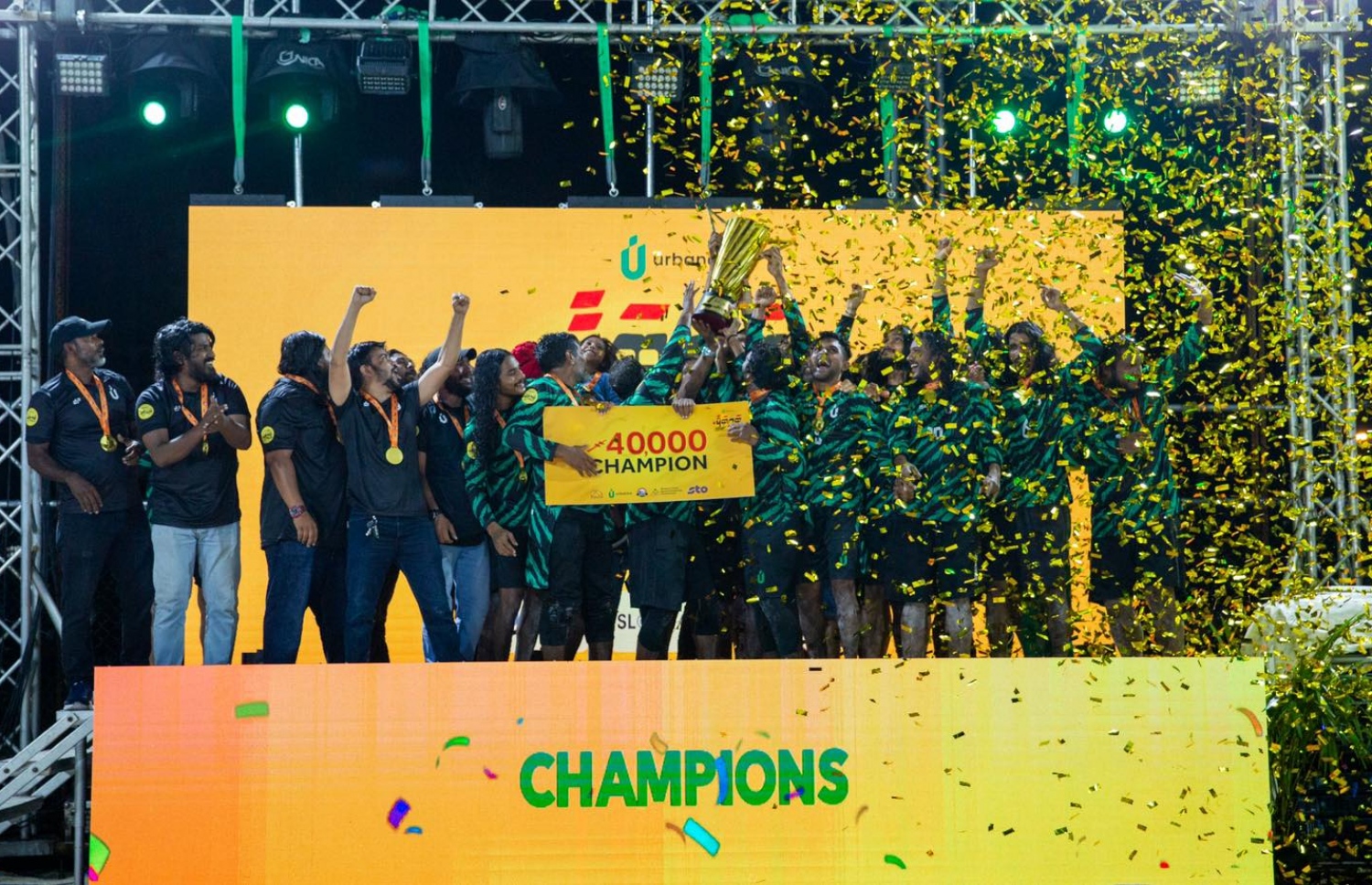 ޓީމް އާބަންކޯ، މުބާރާތުގެ ޗެމްޕިއަން ޓްރޮފީ އުފުލާލަނީ.-- ފޮޓޯ: ބައިބަލާ އެސޯސިއޭޝަން