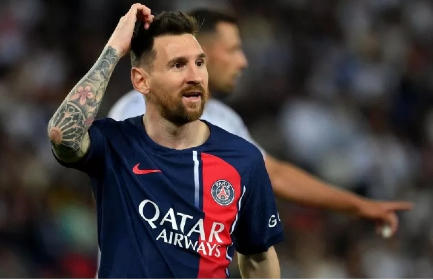 ޕީއެސްޖީ މެޗެއްގެ ތެރެއިން މެސީ. އެ ކްލަބުގެ ބައެއް ސަޕޯޓަރުންގެ ނުުރުހުން އަމާޒުވި ކަމަށް މެސީ ބުނި