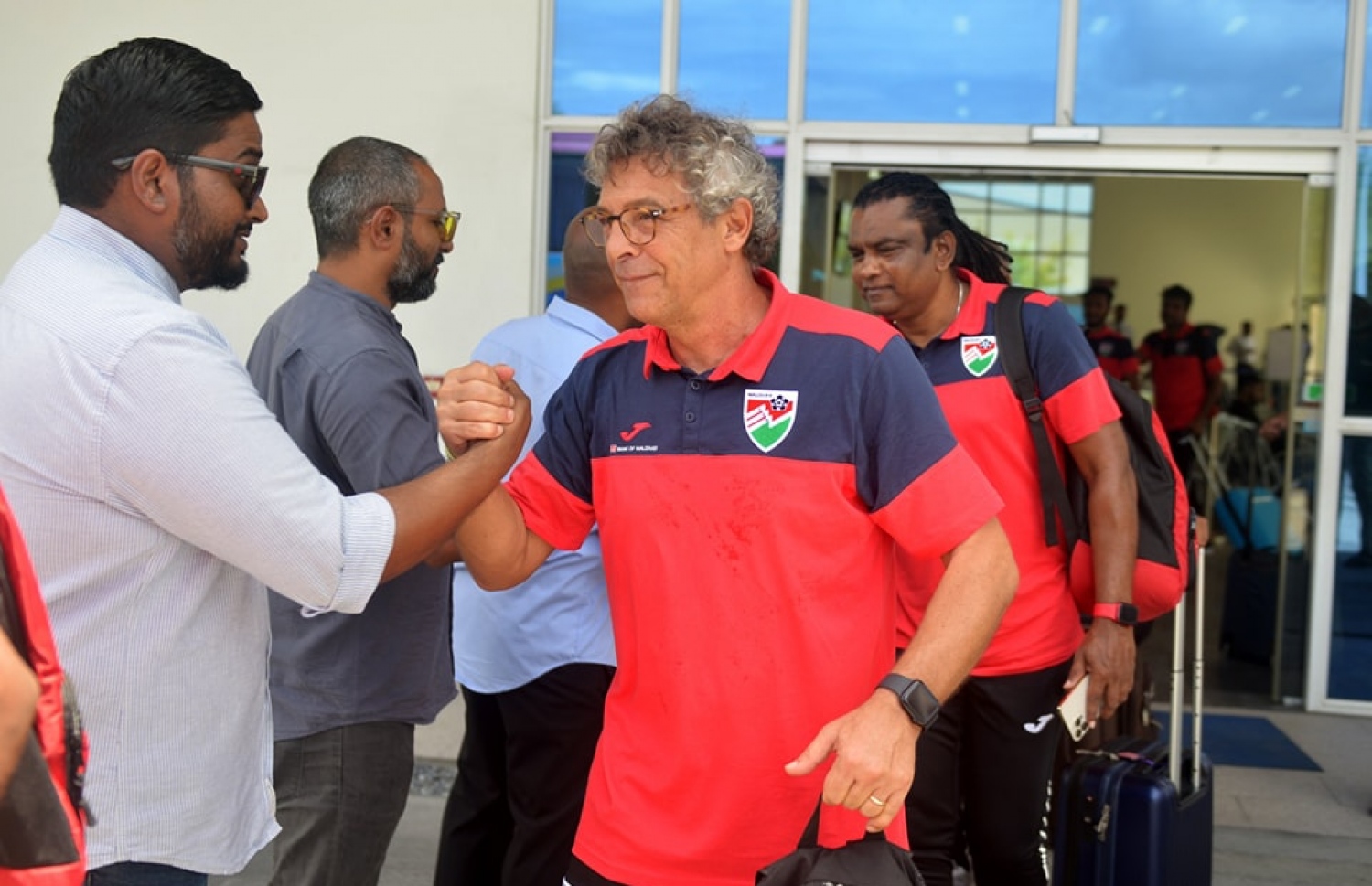 ބައްސާމް އާއި މޮރިއޭރޯ ސަލާމް ކުރަނީ: ޓީމުގެ ނަތީޖާ ދަށް ވުމުން ބައްސާމް އަދި މޮރިއޭރޯ އަށް ވަނީ ފާޑުކިޔުން އަމާޒު ވެފަ --- ފައިލް ފޮޓޯ: އެފްއޭއެމް