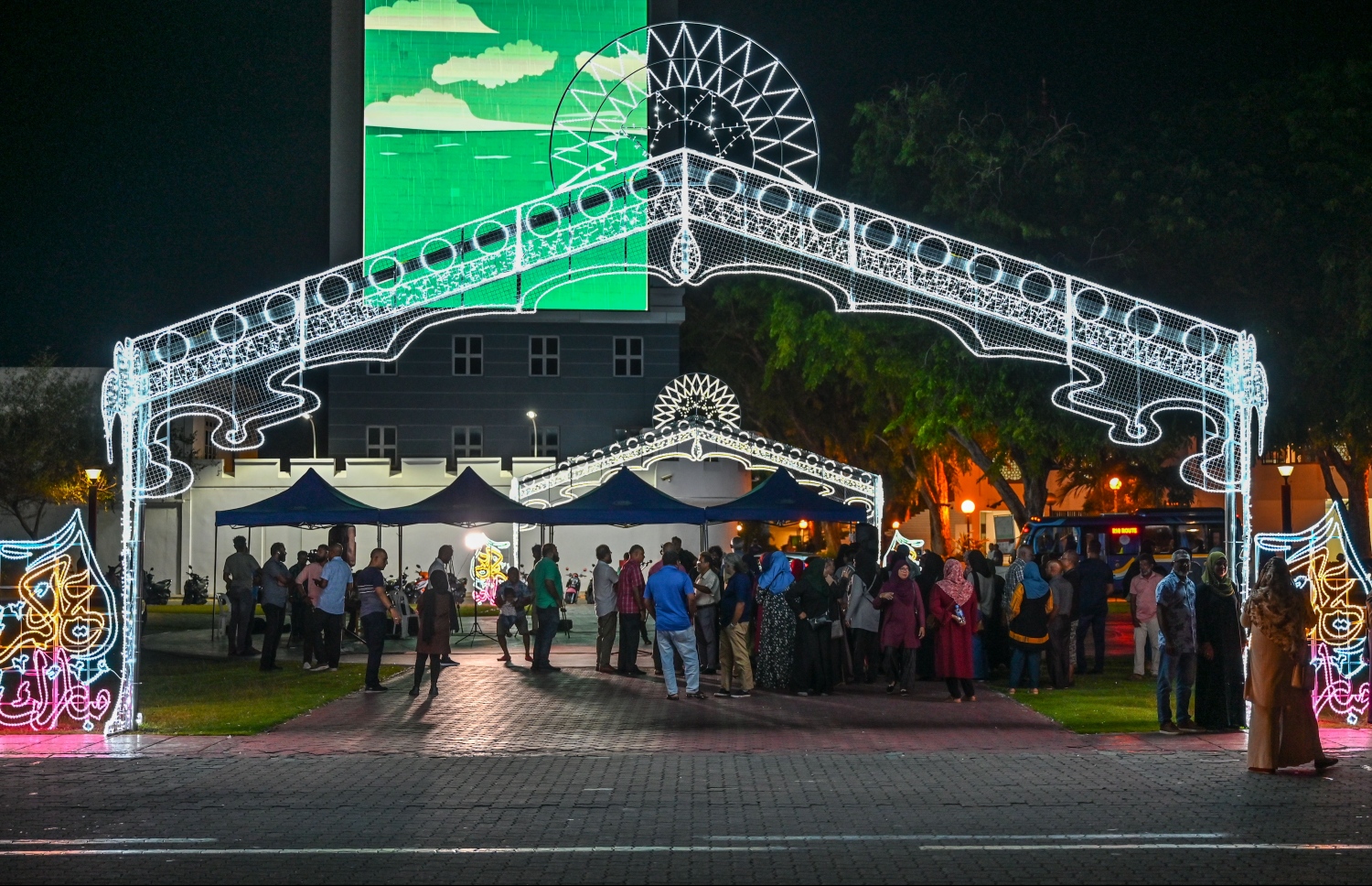 އަޟްހާ އީދަށް ކައުންސިލުން ޖުމްހޫރީ މައިދާނުގައި ބެހެއްޓި ގިޑިގެއެއް ދިއްލާފައި: ޖުމްލަ 22 ގިޑިގެ އާއެކު 2224 ބޮކި މާލޭގައި ދިއްލާފައިވޭ.-- ފޮޓޯ: ނިޝާން އަލީ / މިހާރު