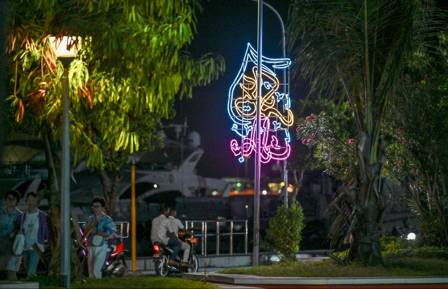 އަޟްހާ އީދަށް ކައުންސިލުން ޖުމްހޫރީ މައިދާނުގައި ލެޑް ލައިޓް ބޭނުންކޮށްގެން އީދު މުބާރިކް ސިފަވާގޮތަށް ދިއްލާފައި: ޖުމްލަ 22 ގިޑިގެ އާއެކު 2224 ބޮކި މާލޭގައި ދިއްލާފައިވޭ.-- ފޮޓޯ: ނިޝާން އަލީ / މިހާރު