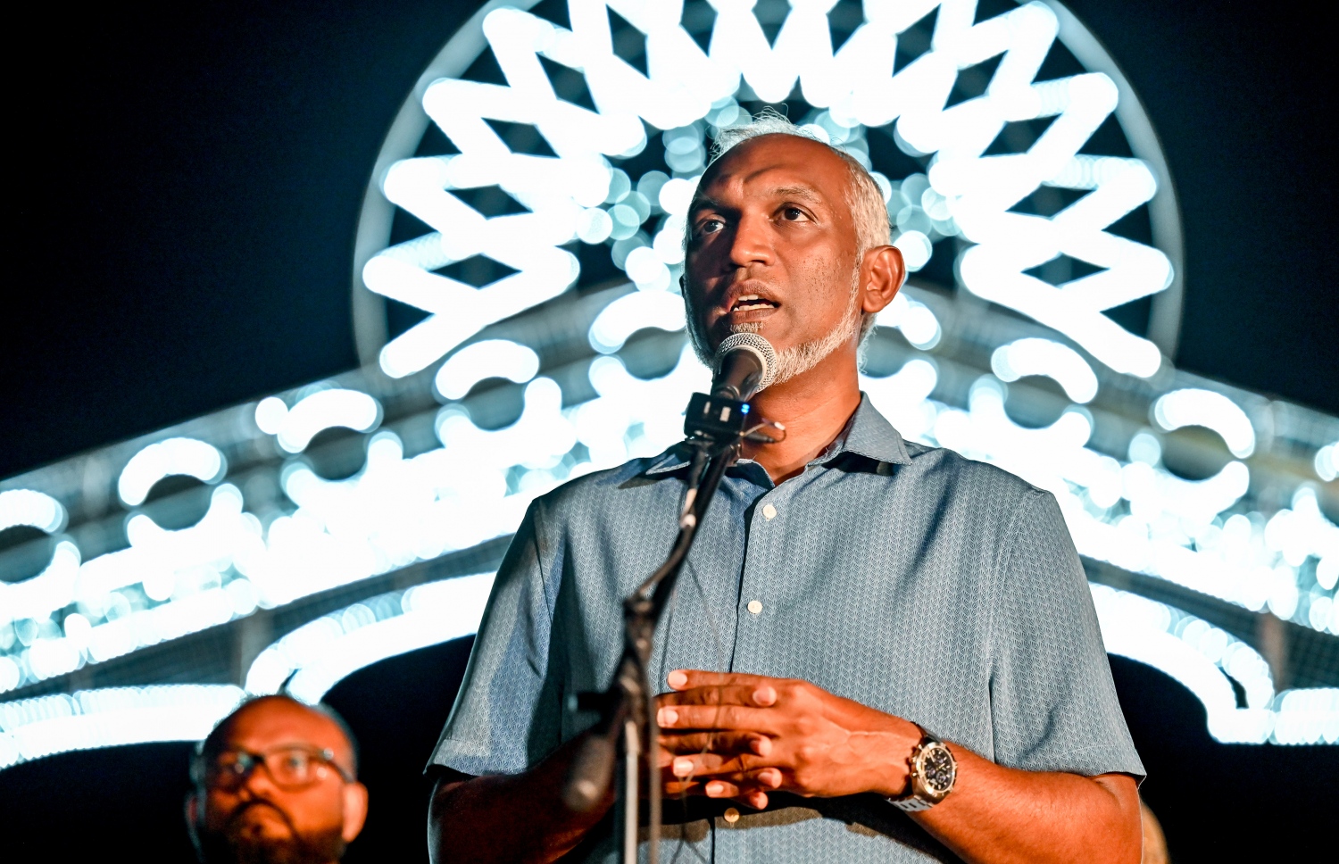 ބޮޑު އީދަށް މާލެ ދިއްލަން ފެށުމަށް ބޭއްވި ރަސްމިއްޔާތުގައި މާލޭގެ މޭޔަރު ޑރ. މުހައްމަދު މުއިއްޒު ވާހަކަ ދައްކަވަނީ.-- ފޮޓޯ: ނިޝާން އަލީ / މިހާރު