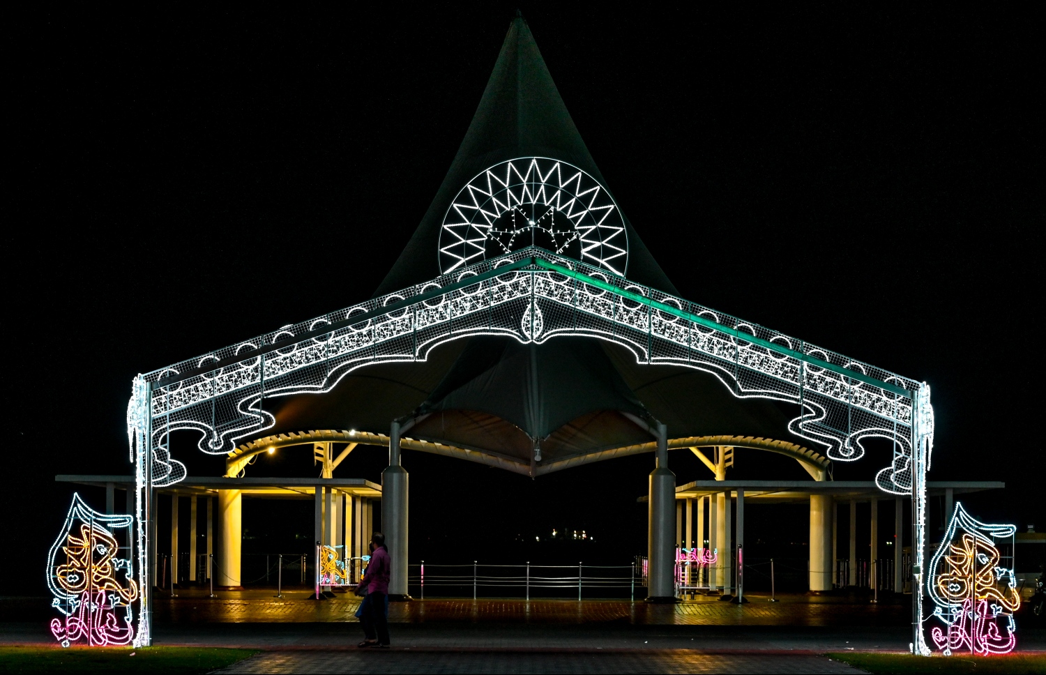 އަޟްހާ އީދަށް ކައުންސިލުން ޖުމްހޫރީ މައިދާނުގައި ބެހެއްޓި ގިޑިގެއެއް ދިއްލާފައި: ޖުމްލަ 22 ގިޑިގެ އާއެކު 2224 ބޮކި މާލޭގައި ދިއްލާފައިވޭ.-- ފޮޓޯ: ނިޝާން އަލީ / މިހާރު