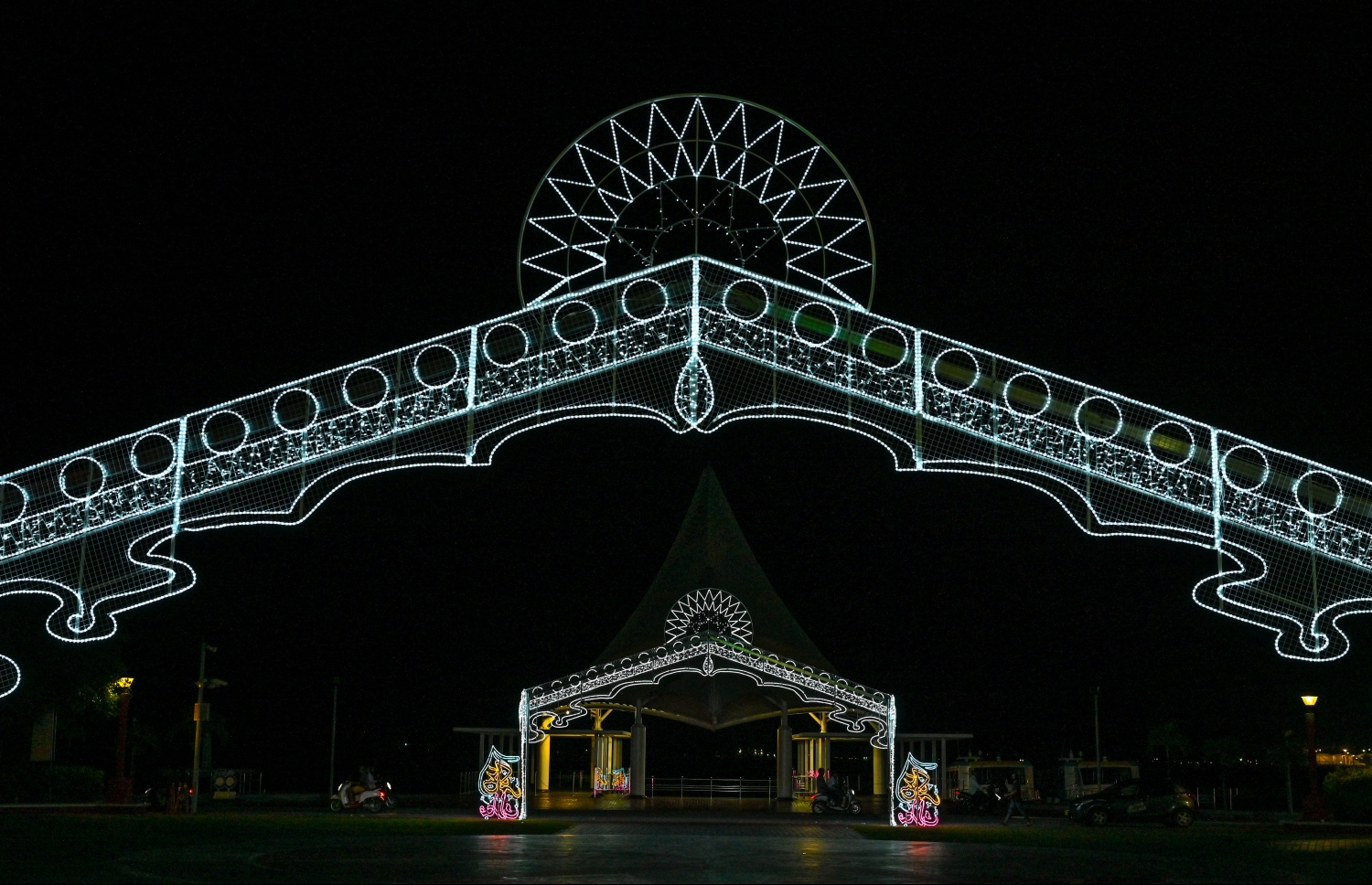 އަޟްހާ އީދަށް ކައުންސިލުން ޖުމްހޫރީ މައިދާނުގައި ބެހެއްޓި ގިޑިގެއެއް ދިއްލާފައި: ޖުމްލަ 22 ގިޑިގެ އާއެކު 2224 ބޮކި މާލޭގައި ދިއްލާފައިވޭ.-- ފޮޓޯ: ނިޝާން އަލީ / މިހާރު