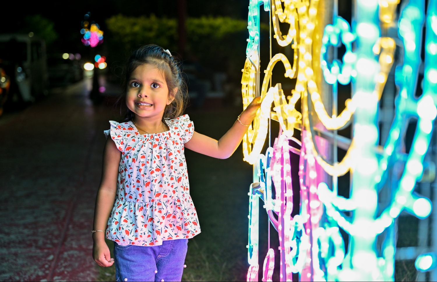 ކައުންސިލުން ބެހެއްޓި ގިޑިގެއެއް ކައިރީ ކުއްޖަކު ހުއްޓިލައިގެން.-- ފޮޓޯ: ނިޝާން އަލީ / މިހާރު