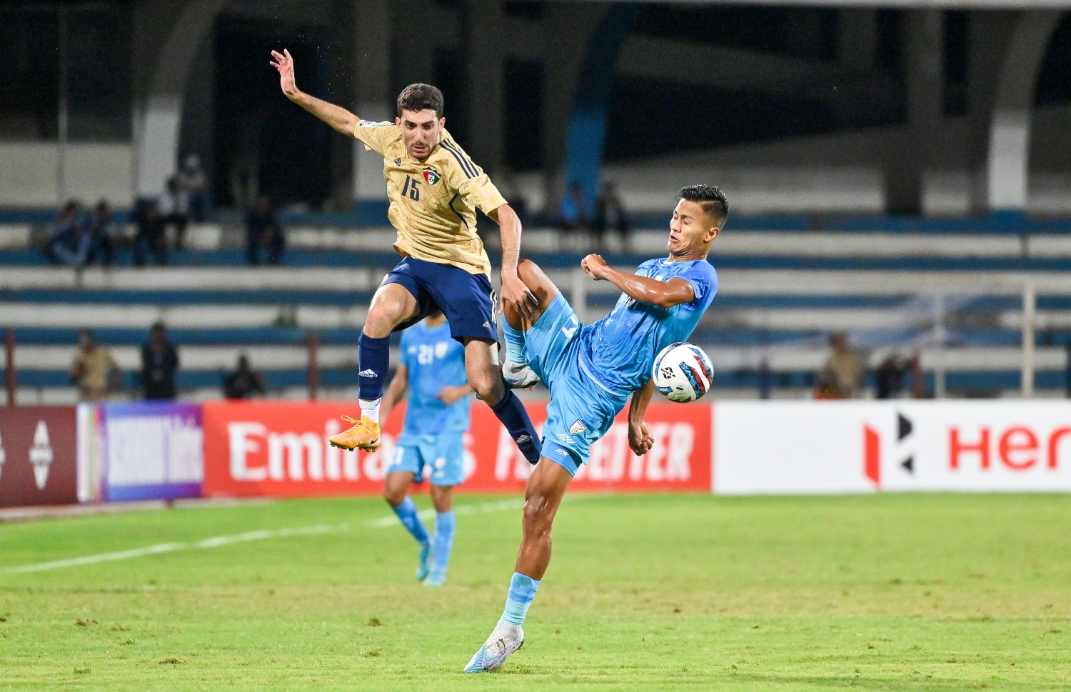 ގްރޫޕް އޭގެ ގްރޫޕް ސްޓޭޖުގެ ފަހު މެޗުގައި އިންޑިއާއާ ކުވައިތު ބައްދަލުކުރި މެޗުގައި ދެ ޓީމުގެ ކުޅުންތެރިންވެސް ބޯޅަ ހޯދަން މަސައްކަތްކުރަނީ -- ފޮޓޯ: ފަޔާޒު މޫސާ | މިހާރު