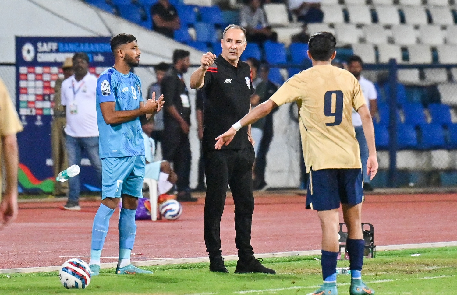 މެޗުގައި އިންޑިއާގެ ކޯޗު ކޯޗު އީގޯ ސްޓިމަކްއަށް ރަތް ކާޑު ދެއްކުމުން ރެފްރީ އާ މެދު ހިތްހަމަ ނުޖެހުން ފާޅުކުރަނީ: މީ މުބާރާތުގައި އިންޑިއާ ކޯޗަށް ދެއްކި ދެ ވަނަ ރަތްކާޑު -- ފޮޓޯ: ފަޔާޒު މޫސާ | މިހާރު