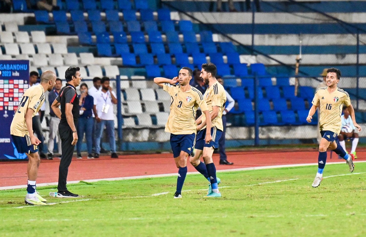 ފަހަތުން އަރާ އިންޑިއާކޮޅަށް ލަނޑު ޖެހުމަށްފަހު ކުވައިތު ޓީމުގެ ކުޅުންތެރިން އުފާފާޅުކުރަނީ -- ފޮޓޯ: ފަޔާޒު މޫސާ | މިހާރު