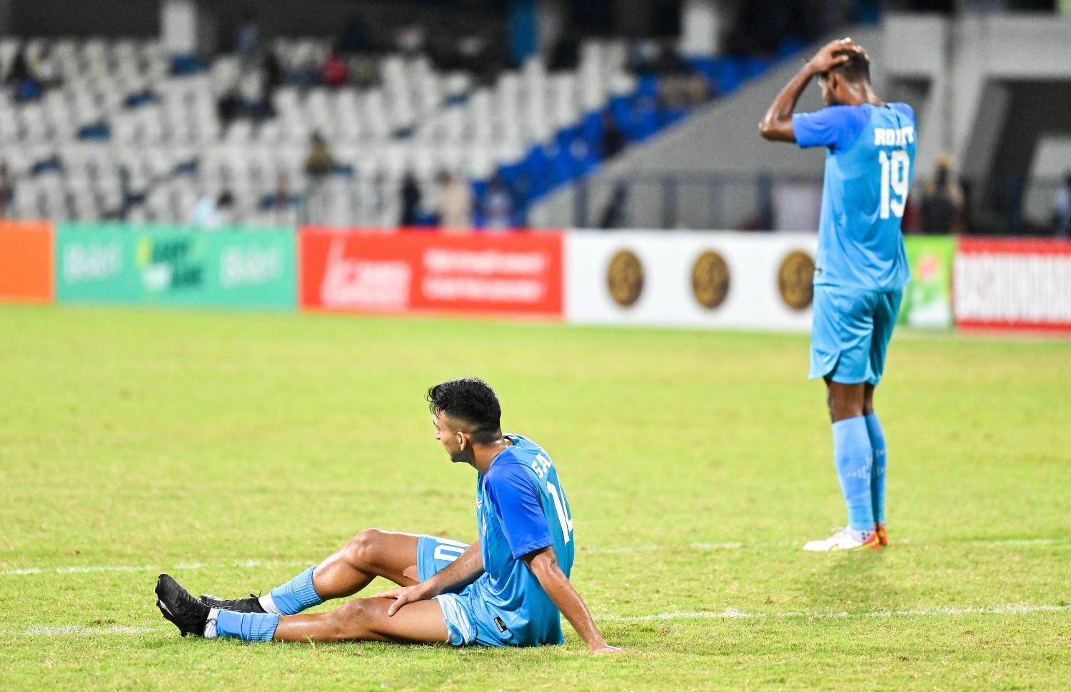 ކުވައިތާ ބައްދަލުކުރި މެޗު 1-1 ލަނޑުން އެއްވަރުވުމުގެ ސަބަބުން އިންޑިއާގެ ކުޅުންތެރިން މެޗަށްފަހު ދަނޑުމަތީގައި އިށީނދެލައިގެން: ގްރީޕްގެ އެއްވަނަ ޓީމުގެ ގޮތުގައި ސެމީއަށް ދަތުރުކުރީ ކުވައިތު -- ފޮޓޯ: ފަޔާޒު މޫސާ | މިހާރު