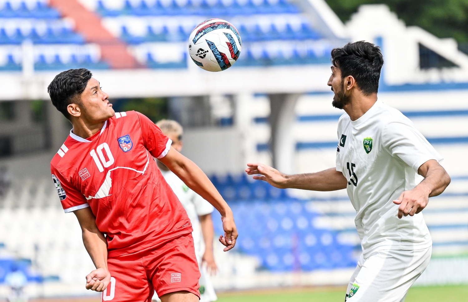 ޕާކިސްތާން އާ ނޭޕާލް ކުޅުނު މެޗުގައި ނޭޕާލް ކުޅުންތެރިޔަކު ޕާކިސްތާން ކޮޅަށް ބޮލުން ބޯޅަ ފޮނުވާލަނީ: މި ދެ ޓީމުވެސް ވަނީ މުބާރާތުން ކަޓާފަ -- ފޮޓޯ: ފަޔާޒު މޫސާ | މިހާރު