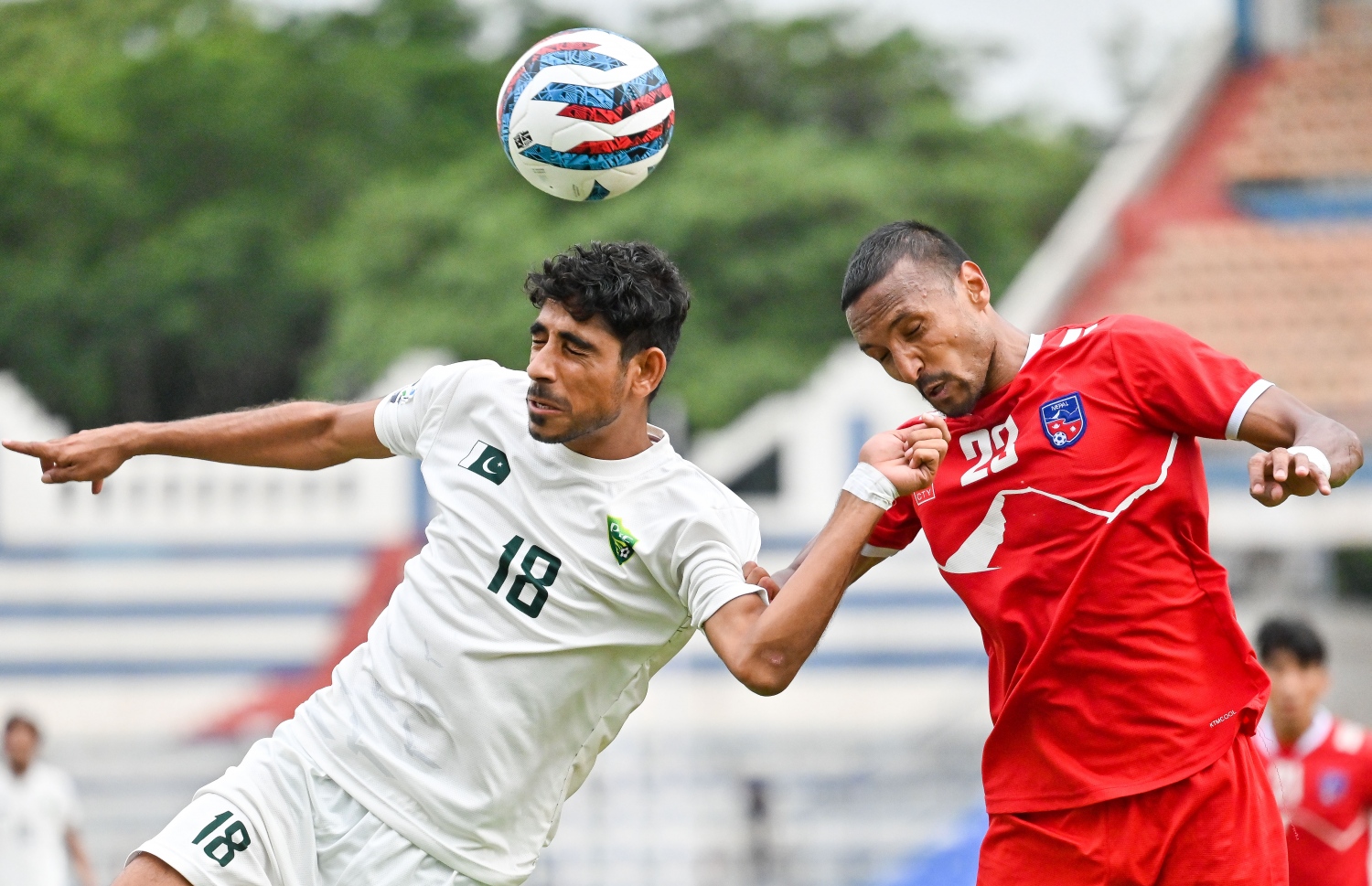 ޕާކިސްތާން ޓީމުން ނަގާހުރަހެށް އެ ޓީމުގެ ކުޅުންތެރިޔާ ބޮލުން ޖަހަން މަސައްކަތްކުރާއިރު ނޭޕާލް ކުޅުންތެރިޔާ ވެސް ބޯޅާއިގަ ޖެހޭތޯ މަސައްކަތްކުރަނީ -- ފޮޓޯ: ފަޔާޒު މޫސާ | މިހާރު