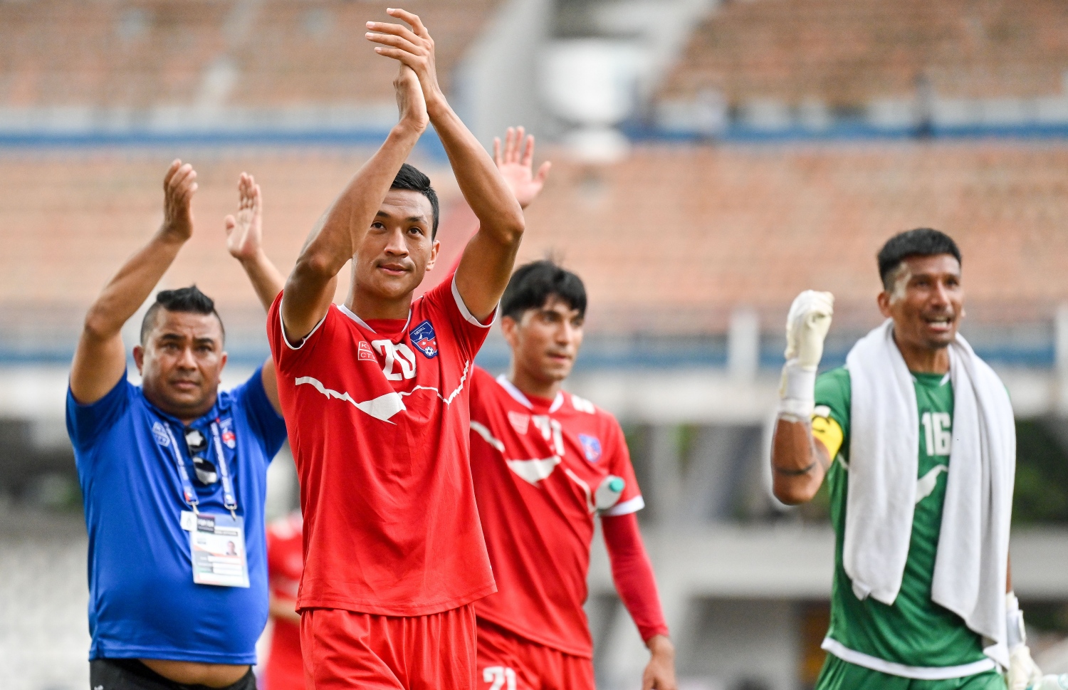 ގްރޫޕް އޭގެ ފަހު މެޗުގައި ޕާކިސްތާން 1-0 ލަނޑުން ބަލިކުރުމަށްފަހު، ނޭޕާލް ކުޅުންތެރިން އެ ޓީމުގެ ސަޕޯޓަރުންނާ ޝުކުރު އަދާކުރަށް އަތް ޖަހަނީ -- ފޮޓޯ: ފަޔާޒު މޫސާ | މިހާރު