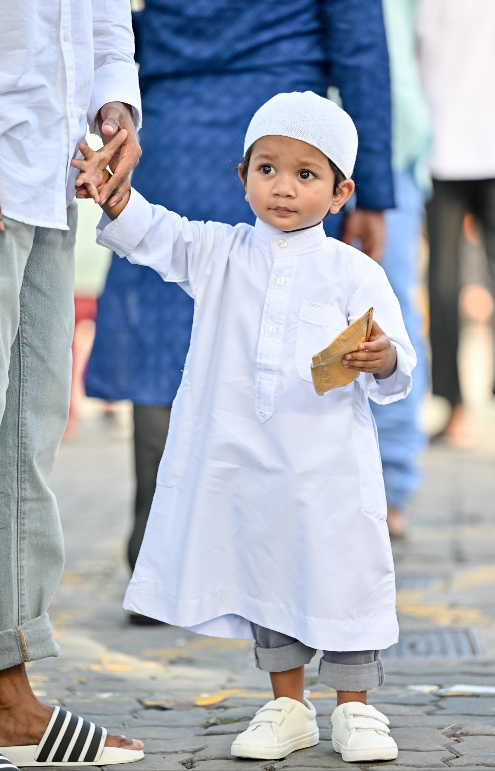 ކުޑަކުއްޖަކުބައްޕަގެ އަތުގައި ހިފައިގެން  އީދު ނަމާދަށް ދަނީ .-- ފޮޓޯ: ނިޝާން އަލީ/ މިހާރު