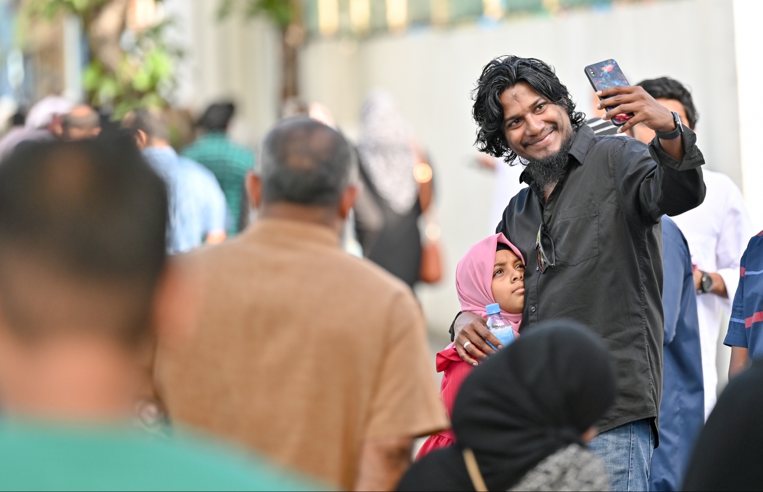 އީދު ނަމާދަށް ފަހު ކުޑަކުއްޖަކާ އެކު ފޮޓޯއެއް ނަގަނީ.--- ފޮޓޯ: ނިޝާން އަލީ/މިހާރު