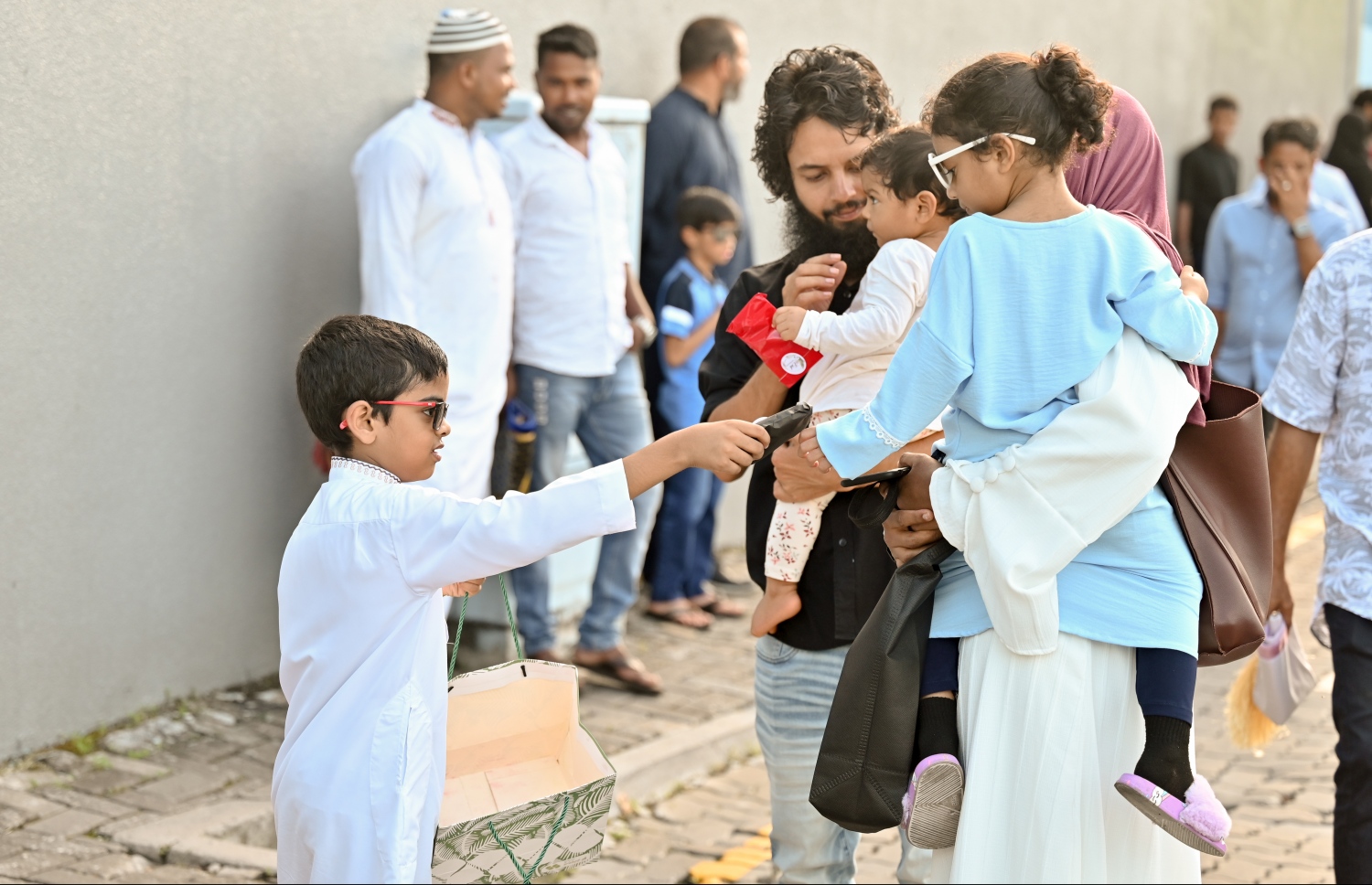 މާފަންނު ސްޓޭޑިއަމްގައި ބޮޑު ޖަމާއަތުގައި ކުރި މި އަހަރުގެ އަޟްހާ އީދު ނަމާދަށް ފަހު، ކުޑަކުދިންތަކެއް އީދު ހަދިޔާ ބަހައި، ސަލާމް ކުރަނީ.-- ފޮޓޯ: ނިޝާން އަލީ/މިހާރު