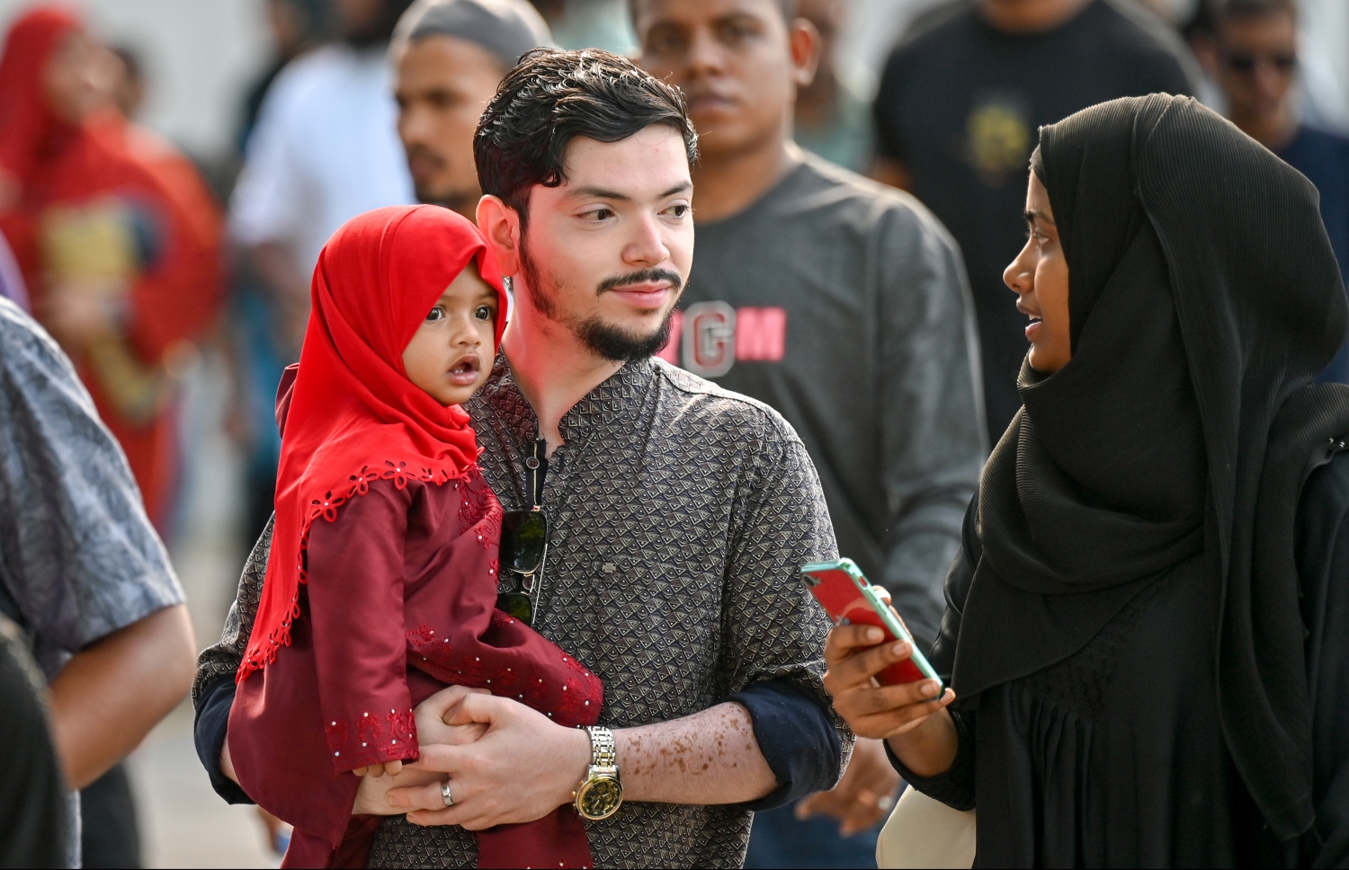 އީދު ނަމާދުގައި ބައިވެރިވި އާއިލާއެއް ނަމާދަށް ފަހު ނިކުމެގެން ދަނީ .-- ފޮޓޯ: ނިޝާން އަލީ/ މިހާރު