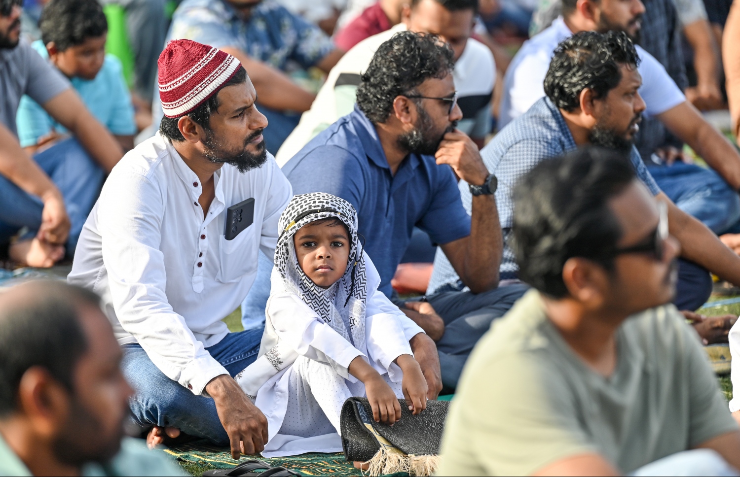 މާފަންނު ސްޓޭޑިއަމްގައި ބޮޑު ޖަމާއަތުގައި މިއަދު ކުރި އަޟްހާ އީދު ނަމާދުގައި ބައިވެރިވި ބައެއް މީހުން.---ފޮޓޯ: ނިޝާން އަލީ/މިހާރު