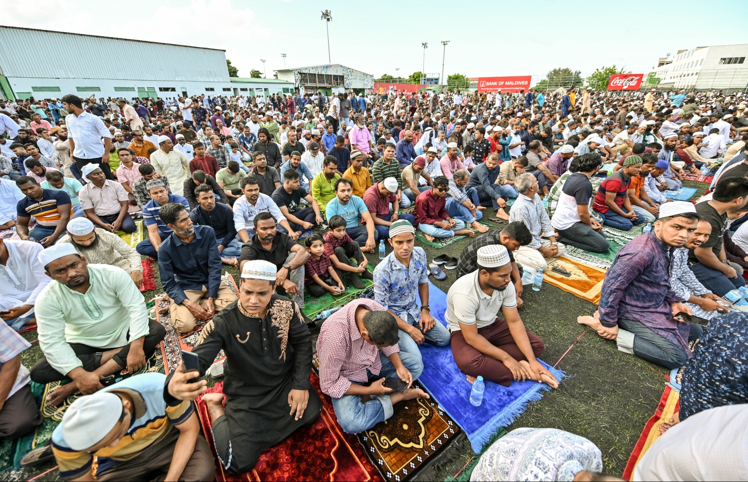 މާފަންނު ސްޓޭޑިއަމްގައި ބޮޑު ޖަމާއަތުގައި މި އަހަރުގެ އަޟްހާ އީދު ނަމާދަށް ހާޒިރުވި މީހުން.-- ފޮޓޯ: ނިޝާން އަލީ/މިހާރު