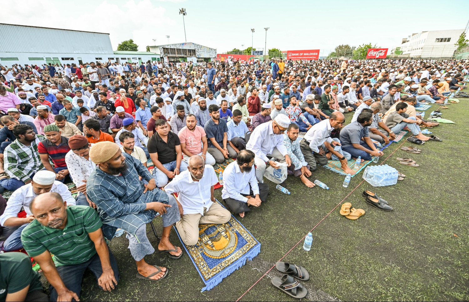 މާފަންނު ސްޓޭޑިއަމްގައި ބޮޑު ޖަމާއަތުގައި މި އަހަރުގެ އަޟްހާ އީދު ނަމާދަށް ހާޒިރުވި މީހުން.-- ފޮޓޯ: ނިޝާން އަލީ/މިހާރު