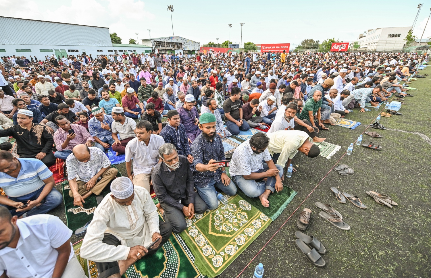 މާފަންނު ސްޓޭޑިއަމްގައި ބޮޑު ޖަމާއަތުގައި މި އަހަރުގެ އަޟްހާ އީދު ނަމާދަށް ހާޒިރުވި މީހުން.-- ފޮޓޯ: ނިޝާން އަލީ/މިހާރު