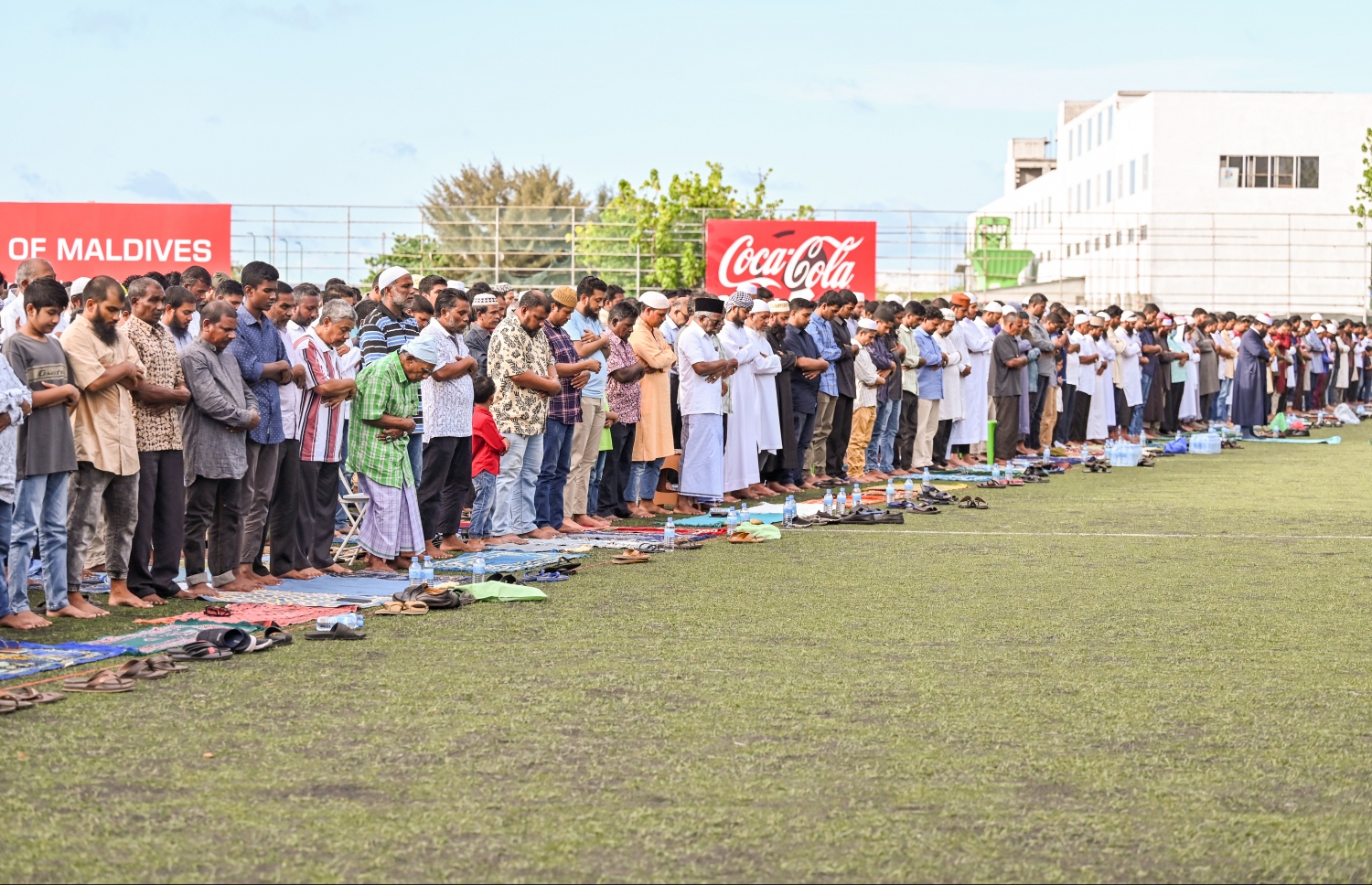 މާފަންނު ސްޓޭޑިއަމްގައި ބޮޑު ޖަމާއަތުގައި މިއަދު ކު އަޟްހާ އީދު ނަމާދުކުރަނީ.---ފޮޓޯ: ނިޝާން އަލީ/މިހާރު