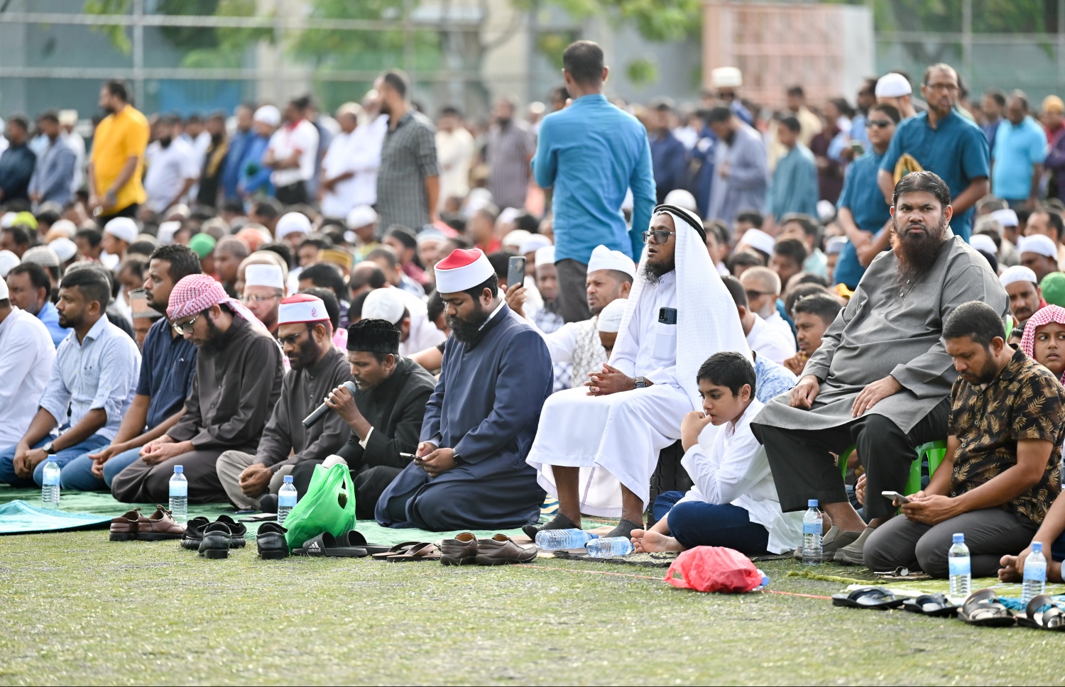 މާފަންނު ސްޓޭޑިއަމްގައި ބޮޑު ޖަމާއަތުގައި މިއަދު ކުރި އަޟްހާ އީދު ނަމާދުގައި ބައިވެރިވި ބައެއް މީހުން.---ފޮޓޯ: ނިޝާން އަލީ/މިހާރު