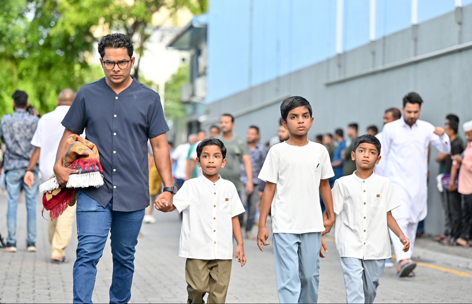 ބޮޑު ޖަމާއަތުގައި އީދު ނަމާދުކުރުމަށް އާއިލާއެއް މާފަންނު ސްޓޭޑިއަމަށް ދަނީ.-- ފޮޓޯ: ނިޝާން އަލީ/މިހާރު