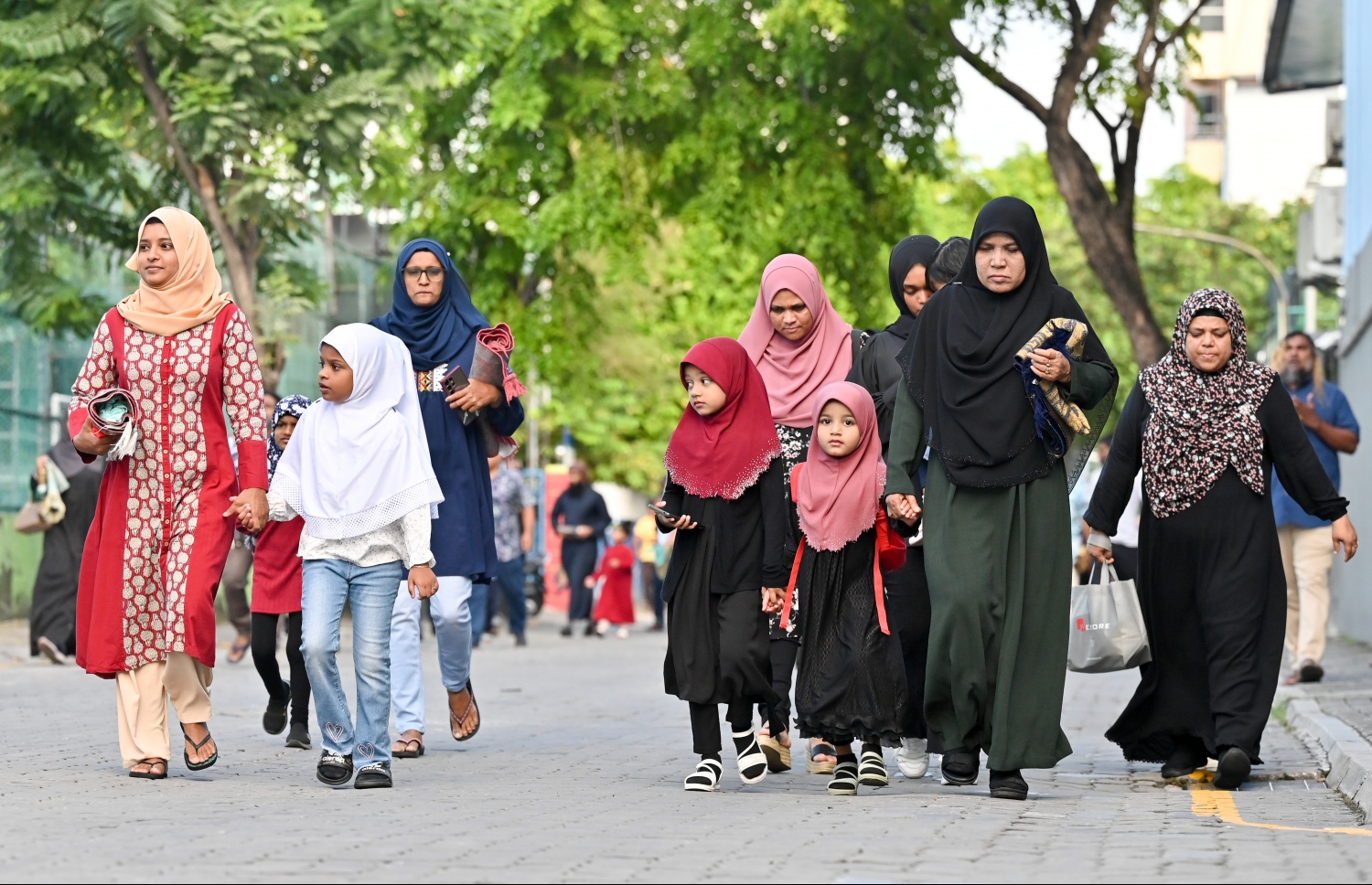 ބޮޑު ޖަމާއަތުގައި އީދު ނަމާދުކުރުމަށް އާއިލާއެއް މާފަންނު ސްޓޭޑިއަމަށް ދަނީ.-- ފޮޓޯ: ނިޝާން އަލީ/މިހާރު