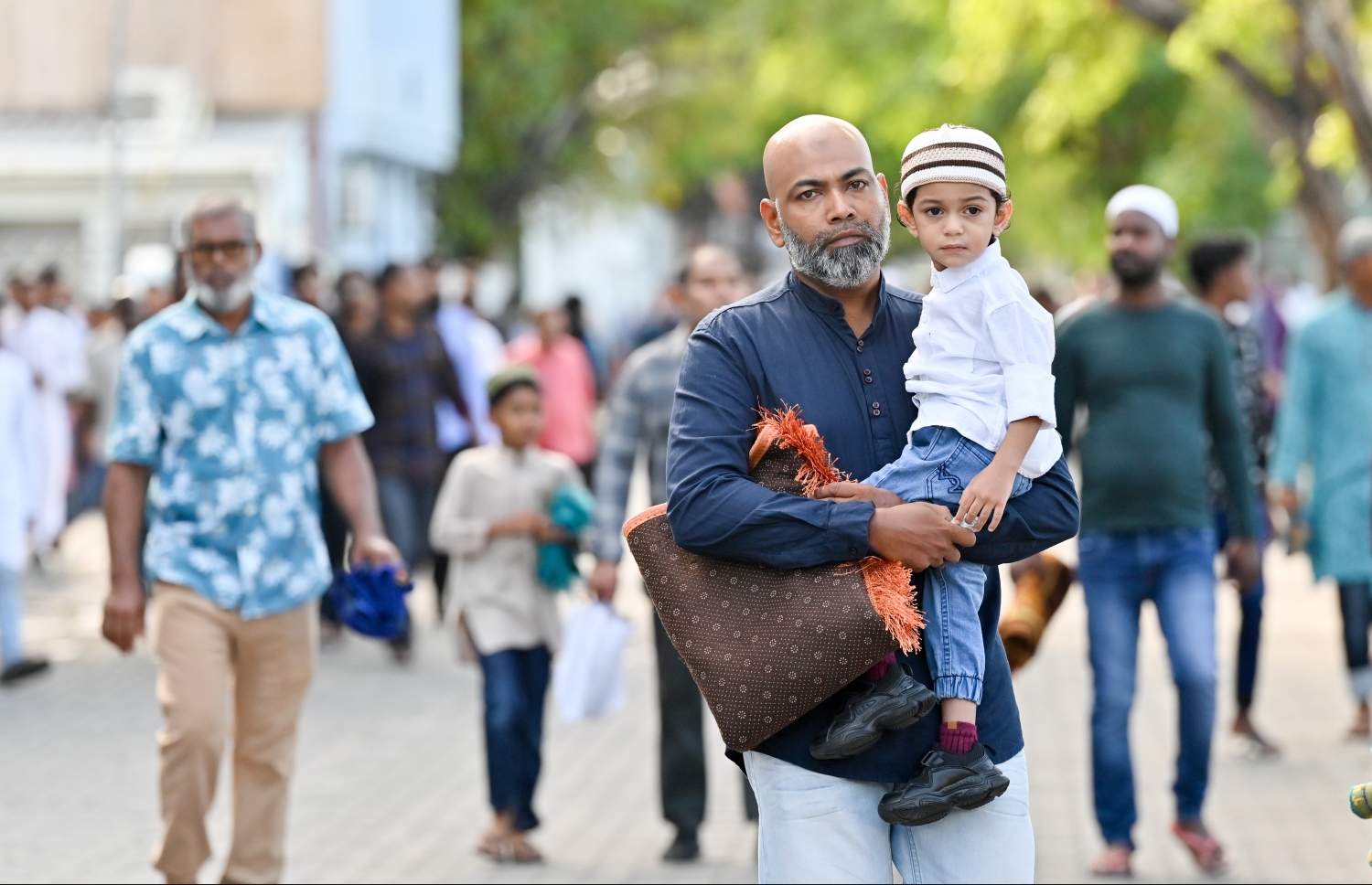 މާފަންނު ސްޓޭޑިއަމްގައި ބޮޑު ޖަމާއަތުގައި ކުރި މި އަހަރުގެ އަޟްހާ އީދު ނަމާދަށް ކުޑަކުއްޖަކު ގޮވައިގެން ދަނީ---ފޮޓޯ: ނިޝާން އަލީ /މިހާރު